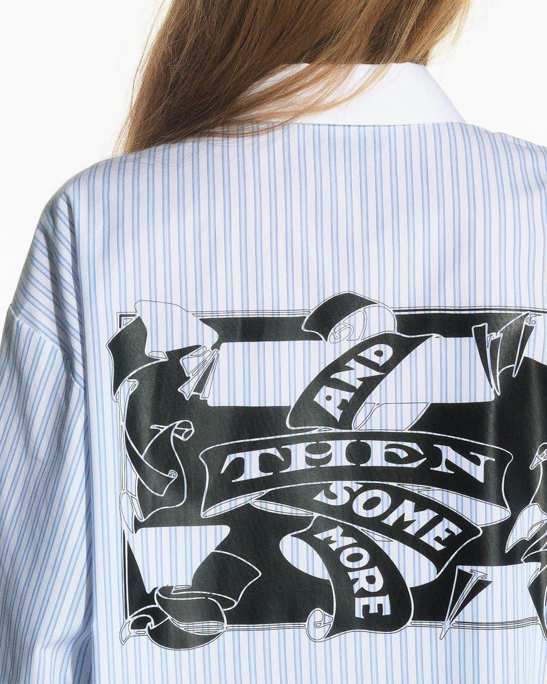エムエスジーエムのインスタグラム：「FREEDOM, EMPATHY, LOVE ® Seasonal logo “…AND THEN SOME MORE” by artist Lorenza Longhi is printed on poplin cotton striped dress, one of the #MSGMPF23 collection must-haves, available now online and in stores 🖤 @massimogiorgetti」
