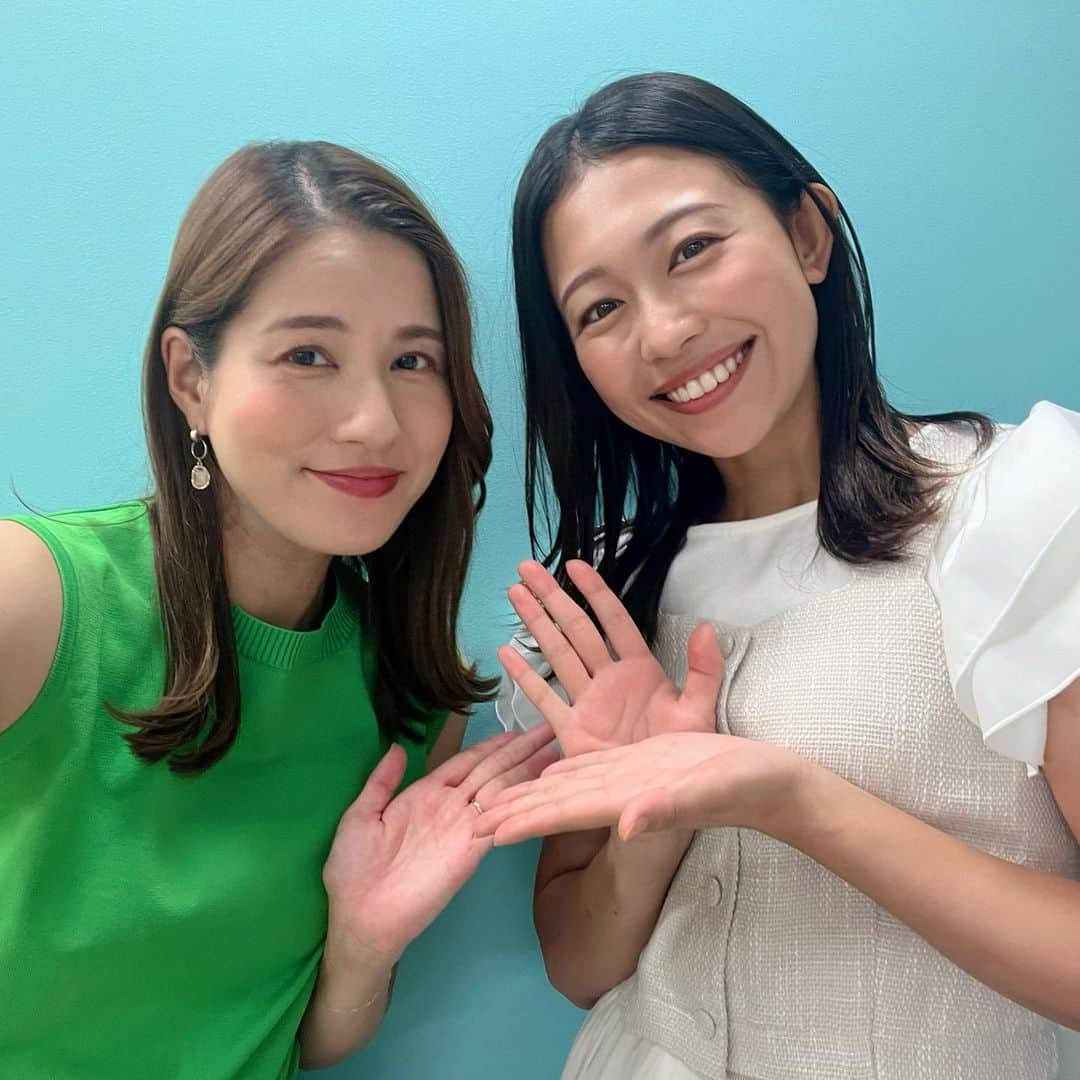 松﨑涼佳のインスタグラム：「永島さんとぽかぽか☀️  神田さんが夏休みの為、#永島優美 アナが#ぽかぽか に！ (私も同期の岸本理沙アナの代打で久しぶりに火曜日の皆さんとご一緒させていただきました！)  アナウンス室やYouTube撮影ではお話していましたが、番組でご一緒するのは今日が初めて！ 素敵な先輩とお仕事ができて嬉しかったです🫶  そして代打2人揃って卒アル公開…🫣 2枚抜きなんて聞いてません！！！ まだ公開されてない曜日レギュラーの方がいらしたので油断していました…。 同じ15歳なのに永島さんは大人っぽくて美しかったな…。  #2枚目は一緒にぽかぽかポーズ　 #ありがとうございました」