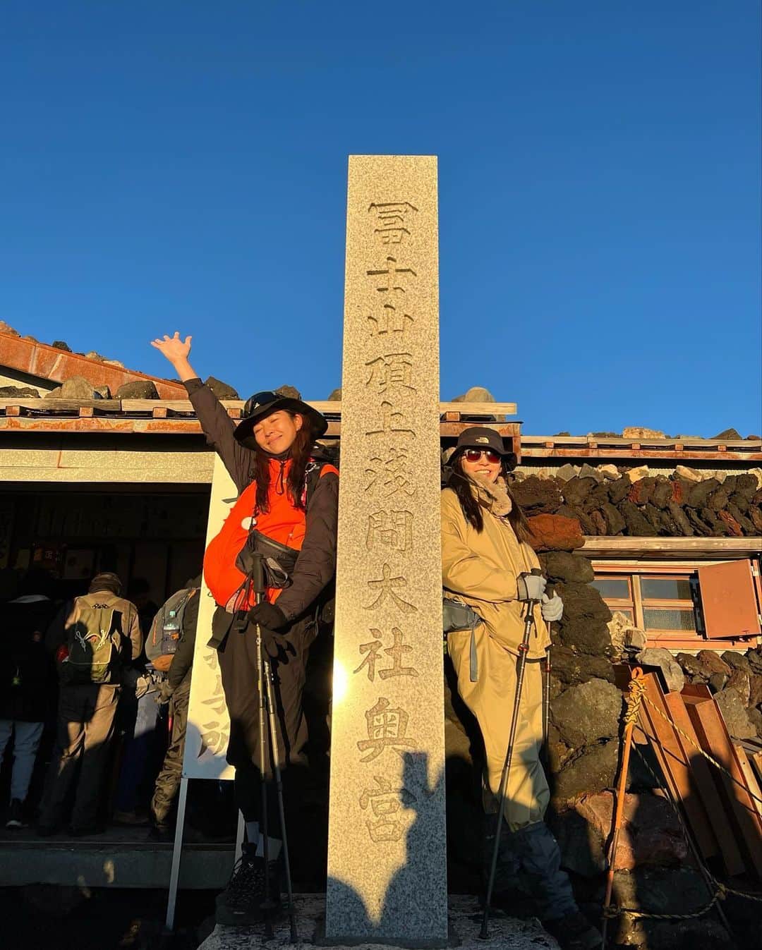 星南のインスタグラム：「. ⁡ ⁡ ⁡ ⁡ ✔︎ 富士山(静岡県・山梨県)  3,776m 　【吉田ルート】元祖室で1泊2日の御来光コース ⁡ ⁡ 実は人生初めての富士山チャレンジ❕ ⁡ 前日の初めてのオープンスイム練習の 筋肉痛と寝不足続きでコンディションは △ 雨女の本領大発揮してしまい豪雨の中で 富士山登頂がスタート（╹◡╹） ⁡ (友人の誕生日プレゼントに御来光と登山体験を プレゼントするという裏テーマを持ちながら🛍️) ⁡ 常に雨が降ったり止んだり。 山には必要な雨なんだなーと想いながら 豪雨の中での登山は初めてだったので 少しニヤニヤしてしまう気持ちもありつつ🪩 ⁡ そして初めての富士山の景色に驚きが隠せない。 ここは本当に山なの？自然を全然感じられない。 そんな不信感を持ちながらも途中で雨が上がり 素敵な虹を見たり、恐竜のカタチをした雲を見たり。 山小屋からの夕焼けな夜景も素敵だった。 ⁡ ⁡ 山道が補正されすぎているのと、人がとにかく多い。 こんなに人が来るのだから愛されている山に違いないけれど、高山植物も少なく自然のパワーをあまり感じれなかった点が ワタシの心とはミスマッチしてる気がした🫧 ⁡ ⁡ だけれど、 御来光のパワーは本物。 頑張った後に食べる食事も本物。 大好きな友人と幸せな時間をシェアできたのも本物。 日本最高峰にようやく登れた自信も本物。 ⁡富士山を見るたびに登れた嬉しさも本物です。 ⁡ ⁡ ⁡ ⁡ ⁡ ⁡ ⁡ #のぼっチャレンジ #富士山 #富士山登山 #吉田ルート #mtfuji #元祖室 #登山 #登山コーデ」