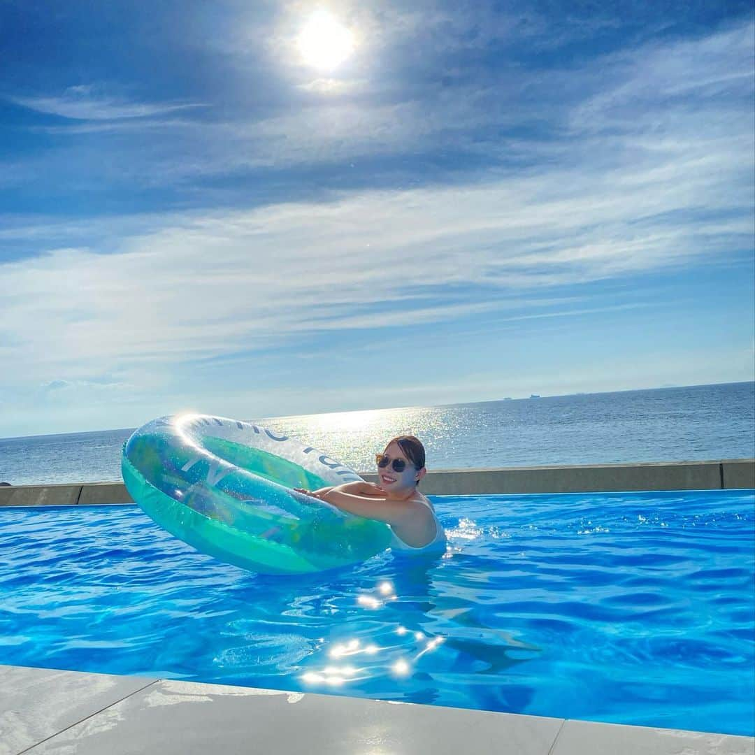 karen okajimaのインスタグラム：「かれんのなつぅ🌞🌴🌺✨@淡路島  iPhoneのノーマルカメラ編集なしで この綺麗さでした！！サンセットも最高！  #淡路島 #夏満喫中 #2023年夏」