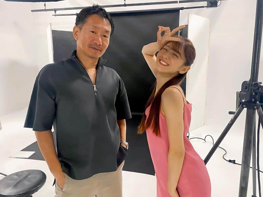 金山睦のインスタグラム：「今日は 週刊実話さんの表紙撮影でした😆🤗✨ 実話さんの表紙は初めてでした🥹💕 本当に嬉しかったです😭🙇‍♀️❤️  そして、一緒に写っているカメラマンさんは ミスFLASH2012のときにいつもお世話になっていた海パンカメラマンの 野澤亘伸さん😭✨✨ その後も撮っていただける機会がありましたが、それでも7年ぶりで、全然お変わりなくダンディでした😆  他にもご無沙汰していた方々にお会いできて、楽しい現場でした🥳  発売日はまた告知します🤗💕  週刊実話さん、野澤さん、ヘアメイクの佐藤淳さん、スタイリストの田中陽子さん、スタッフの皆さま、マネージャーの吉田さんありがとうございました😍❤️ 支えてくださるファンの方々がいてこそなので、ファンの方ありがとうございます、発売楽しみにしててね😊✨  #週刊実話　#表紙撮影　#shooting」