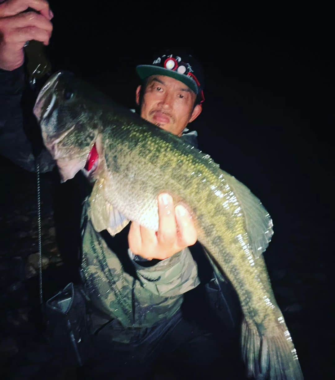 武蔵のインスタグラム：「🎣  夕マヅメに60.5cmのバス捕獲  久々のロクマルに大興奮😁  虹の幸運かな🌈  #武蔵 #釣り #ブラックバス #ロクマル #fishing  #lucky  #rainbow  #blackbass」