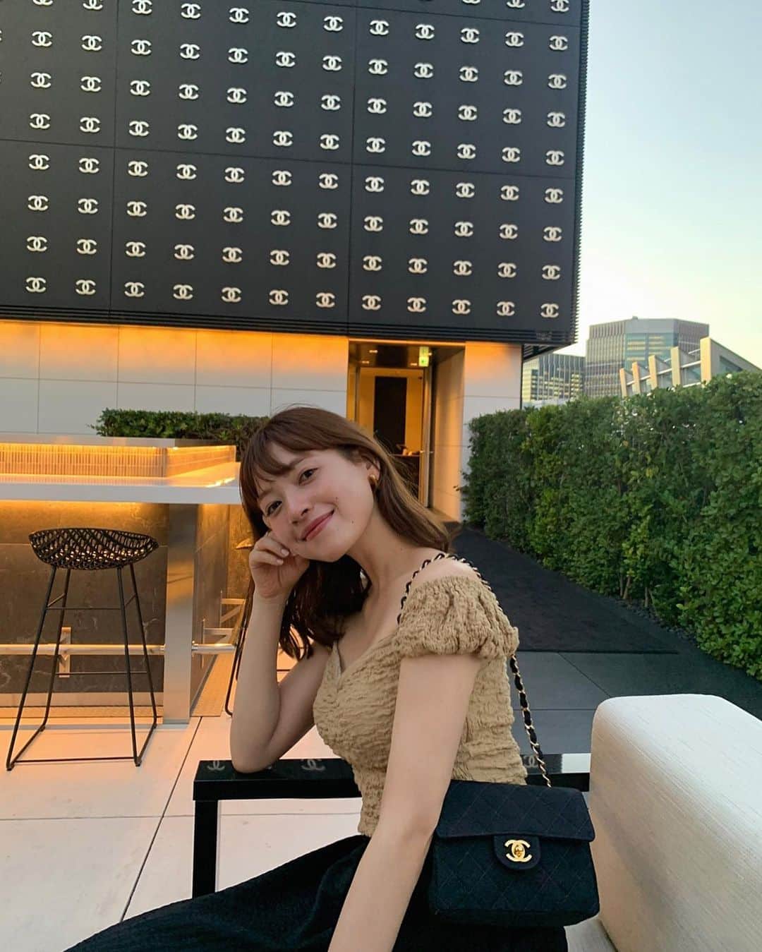 のインスタグラム：「姉と素敵な夜🥂♡ 夏の終わりにぴったりのルーフトップバーで。  気持ち良かったな〜☺️   . @lejardindetweed  @chanelofficial  ❤️」