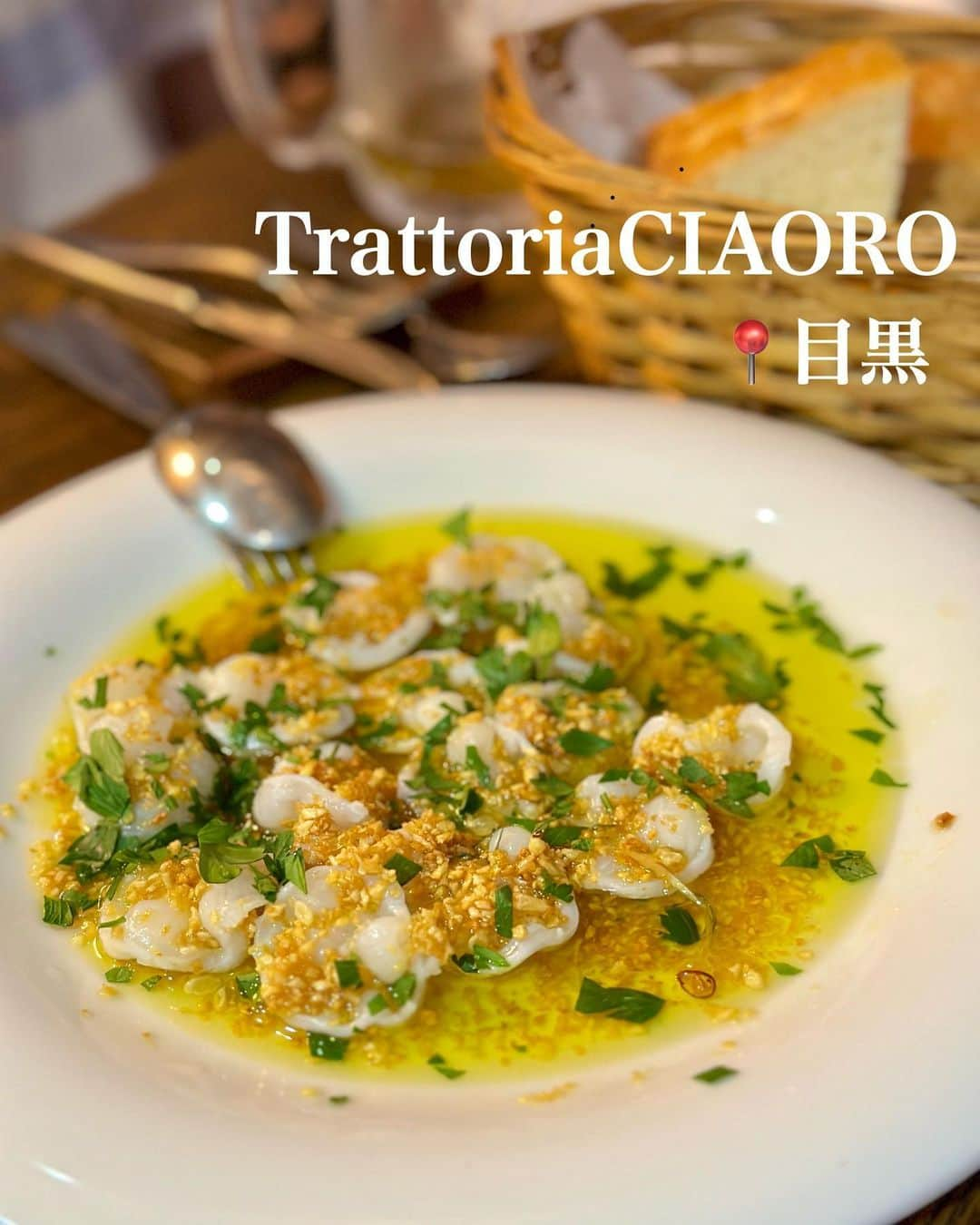 白井佑奈のインスタグラム：「🇮🇹  目黒にある隠れウマイタリアン「TrattoriaCIAORO トラットリア・チャオロ」( @t_ciaoro )に行ってきたよ☺️   *☼*―――――*☼*―――――*☼*    注文したもの ＊ボッコンチーノの温かいカプレーゼ  ＊北海水ダコの温かいカルパッチョ  ＊メカジキのグリル  ＊手打ちタリアテッレのボロネーゼ  ＊特別パスタ(辛いのってお願いしちゃいました♡︎)  ＊前 デザート盛り合わせ    *☼*―――――*☼*―――――*☼*    絶対食べてほしいオススメは「北海水ダコの温かいカルパッチョ」！    自家製のフォッカッチャと一緒に食べるのが美味しすぎる🥺💗      ラザニアが有名なんだけど、あえてのパスタ🍝  どれを頼んでと美味しいと思うけど、ボロネーゼが今回はとっても美味しかったよ💗      デザートは好きなものをチョイスして盛り合わせに✨      🏠 TrattoriaCIAORO 📍目黒駅 ⏰18:00~21:00  ＊＊＊＊＊＊＊＊＊＊  お仕事依頼はDMへ💌💭 ＊＊＊＊＊＊＊＊＊＊    プロフィールリンクはこちら👉 @yuna_smile0130      #目黒グルメ#目黒#目黒カフェ#目黒ランチ#目黒ディナー#目黒デート#目黒イタリアン#目黒ビストロ#目黒駅#目黒パスタ#トラットリアチャオロ#トラットリア#目黒トラットリア#tokyo#tokyogourmet#trattoriaciaoro」