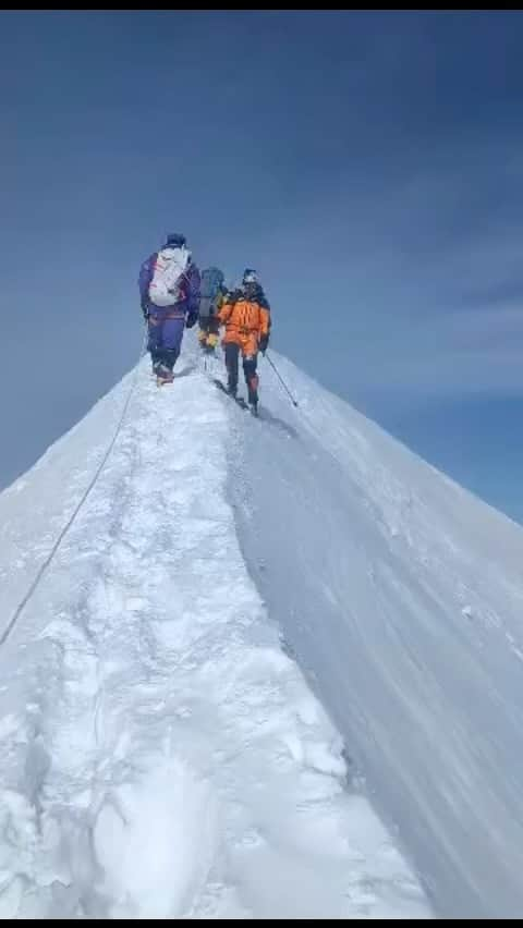 石川直樹のインスタグラム：「Passing #AndrzejBargiel of Poland who skied down #Gasherbrum I. On the summit ridge 8000m, 26 July 2023. ポーランドの#スキーヤー、Andrzej（なんて読むのかわからない…）と、ガッシャブルムI峰の頂上稜線/標高8000mですれ違う映像もHugoが送ってくれた。 ポーランドの彼は、本当にすごい。なんてったって、G1のガチ頂上（頂上直下とかではなく）から、スキーで滑っている姿を、自分はこの目で見たから。カラコルムの5つの8000m峰すべての頂からスキーで滑った世界で初めての人です。G1が最後の5つ目の山だったそう。こんなことが可能なんですね。 . #extremeskiing」