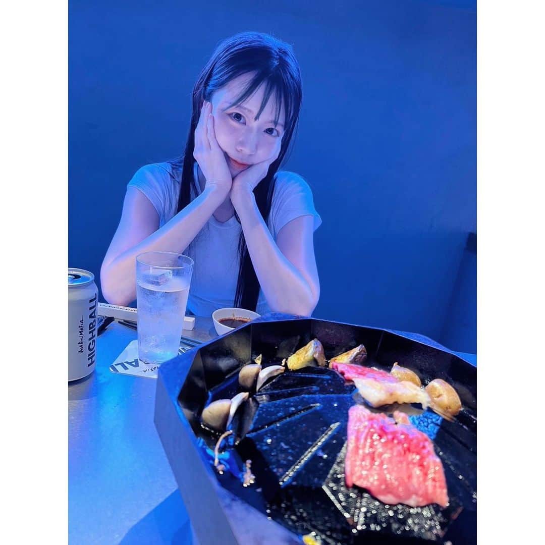 小泉みゆきのインスタグラム：「京都でご招待いただいた焼肉屋さんのほうはめっちゃピカピカしていて、青かった。 すきな部位のお肉ばっかり、店員さんが付きっきりで焼いてくれた。 焼くのめんどくさい派やけんうれしい🥺 好みのリミックスが沢山流れるなと思って(YMOから重点的に)、思わず尋ねたらDJのAlex From Tokyoさん監修やった。納得。 さっさと焼いて皿に置いてくれ！の顔をしている。」