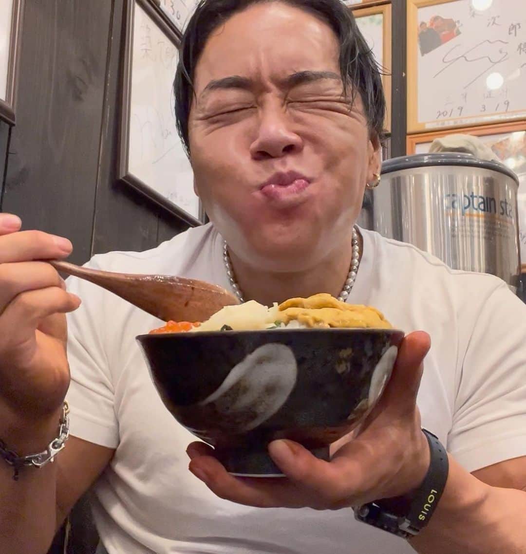 山澤礼明さんのインスタグラム写真 - (山澤礼明Instagram)「今年は『いつでも写真が撮れる体をキープする』が目標です。  スイーツ爆食いは大会翌日までにして3日目から徐々に自炊を始めました。  まだ食欲がバグってるから過食しちゃうけど米やサツマイモとかオイコスで腹を満たすようにしている。  前回の増量は毎日Uber eatsか外食三昧で最大82kgまで増えたから今回は72kgくらいをキープしたいところ。  マイルールは外食は3日に1回リーンな食事。スイーツは週に1回。  毎日自炊する！！  もう太りたくない！！ 早く風邪も治して頑張るよー💪🏻  #山澤礼明#筋トレ#筋肉#ジム#フィットネス」8月29日 18時17分 - rey.yamasawa