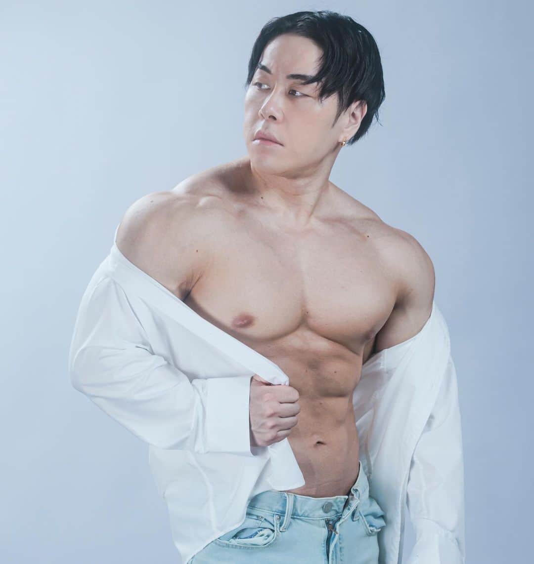 山澤礼明のインスタグラム：「今年は『いつでも写真が撮れる体をキープする』が目標です。  スイーツ爆食いは大会翌日までにして3日目から徐々に自炊を始めました。  まだ食欲がバグってるから過食しちゃうけど米やサツマイモとかオイコスで腹を満たすようにしている。  前回の増量は毎日Uber eatsか外食三昧で最大82kgまで増えたから今回は72kgくらいをキープしたいところ。  マイルールは外食は3日に1回リーンな食事。スイーツは週に1回。  毎日自炊する！！  もう太りたくない！！ 早く風邪も治して頑張るよー💪🏻  #山澤礼明#筋トレ#筋肉#ジム#フィットネス」