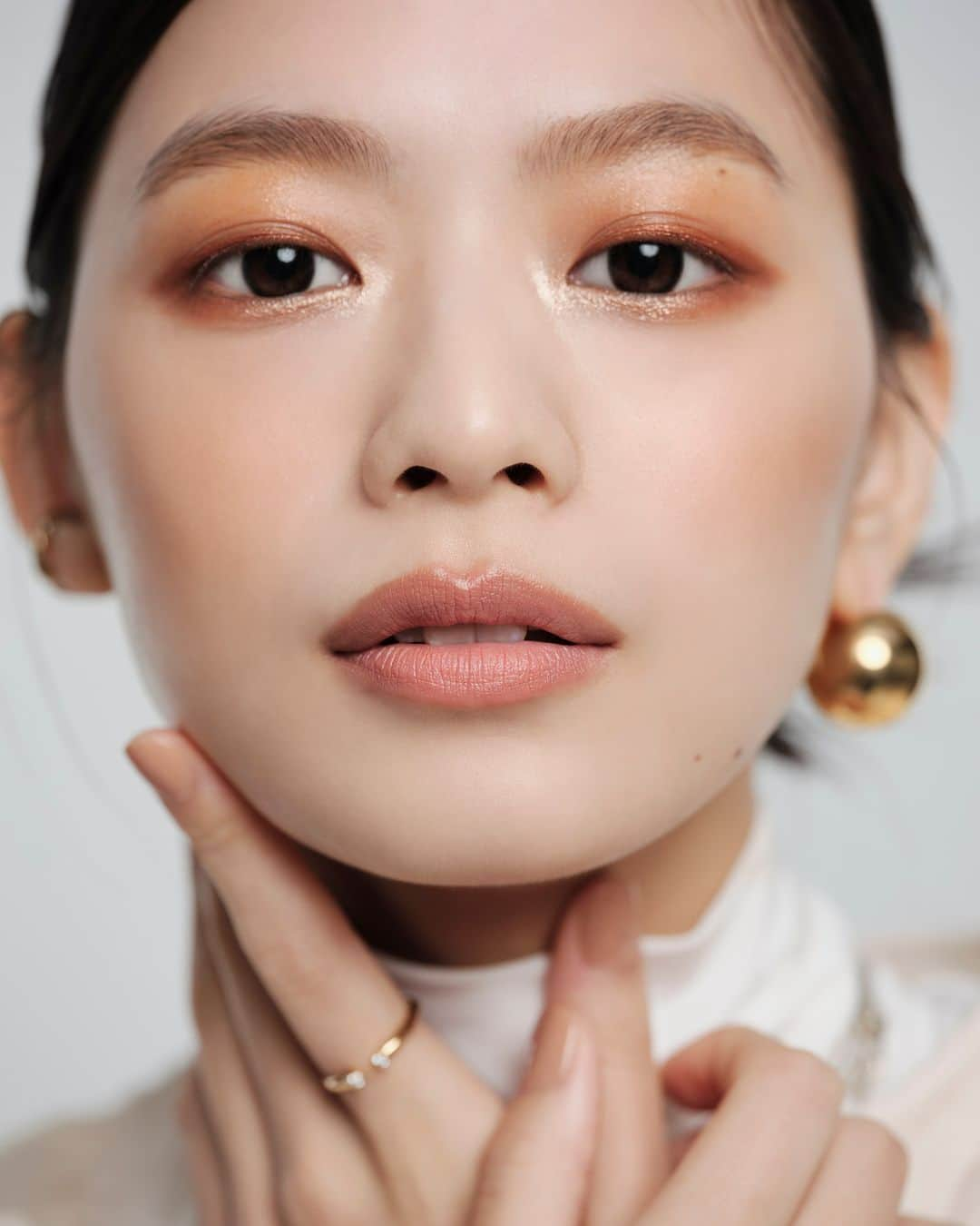 SUQQU公式Instgramアカウントさんのインスタグラム写真 - (SUQQU公式InstgramアカウントInstagram)「Orange makeup captivates with shifting color, luster, and luminosity. ① From 20th Anniversary Eye & Blush Compact 101, apply Brick Orange (BL) from the edge of the upper eyelid to the entire eye crease. ② Apply Brick Orange (BL) to a third of the waterline from the outer corner of the eye and blur it with a fingertip. ③ With the eyes downcast, apply the polarized pearl-tinged amber (BR) as if drawing a line with an eyeliner brush, firstly from the inner corner to the outer corner of the edge of the upper eyelid. Open the eyes, pull up the outer corner of the eye lightly, and layer the color inward and outward so that the line of color is clearly visible. ④ Apply the metallic gold (TL) around the inner corner of the eye, then blend it along the tear bag to the center of the pupil and merge it with the Brick Orange applied earlier to create a gradient. ⑤ Apply the fresh, shiny, and creamy Clear Orange (TR) with a fingertip between the un-colored skin under the eyebrows and the Brick Orange on the eye crease.  20th ANNIVERSARY EYE & BLUSH COMPACT 101 -TOUKOUGASANE [limited color]  20th ANNIVERSARY FACE COMPACT 103 -SUKITSUYA [limited color] COMFORT LIP FLUID FOG 111 -OUBAIMATOI [limited color in 20th ANNIVERSARY LIP KIT]  色み、艶、輝きのうつろいで魅せるオレンジメイク ①20th アニバーサリー アイ ＆ ブラッシュ コンパクト101より、左下のブリックオレンジを上まぶたキワからアイホール全体にのせる。 ②左下のブリックオレンジを、下まぶたの目尻から３分の１までにのせ、指先で軽くなぞってぼかす。 ③偏光パールがひそんだ右下のアンバーカラーは、アイライナー ブラシに取り、最初は伏せ目がちにして上まぶたキワの目頭から目尻までラインを引くようにのせ、次に目を開けて目尻を軽く引っ張り上げながら、しっかりラインが見えるよう内側と外側に重ね塗りを。 ④左上のメタリックなゴールドカラーは目頭を囲むようにのせてから、目頭下の涙袋に沿って黒目の中央までぼかし、先にのせたブリックオレンジの陰影とグラデーションになるように繋げる。 ⑤みずみずしく艶めく右上のクリーム処方のクリアオレンジは、指に取って眉下の何も色をのせていない肌とアイホールにのせたブリックオレンジの境目に軽く置くようにのせる。  20th アニバーサリー アイ ＆ ブラッシュ コンパクト101 橙光重 -TOUKOUGASANE [限定色]  20th アニバーサリー フェイス コンパクト 103 透艶 -SUKITSUYA[限定色] コンフォート リップ フルイド フォグ 111 桜梅繚 -OUBAIMATOI [20th アニバーサリー リップ キット内 限定色]  CYAN x SUQQU #SUQQU #スック #jbeauty #cosmetics #SUQQU20th #SUQQUcolormakeup #アイ＆ブラッシュコンパクト」8月29日 18時10分 - suqqu_official