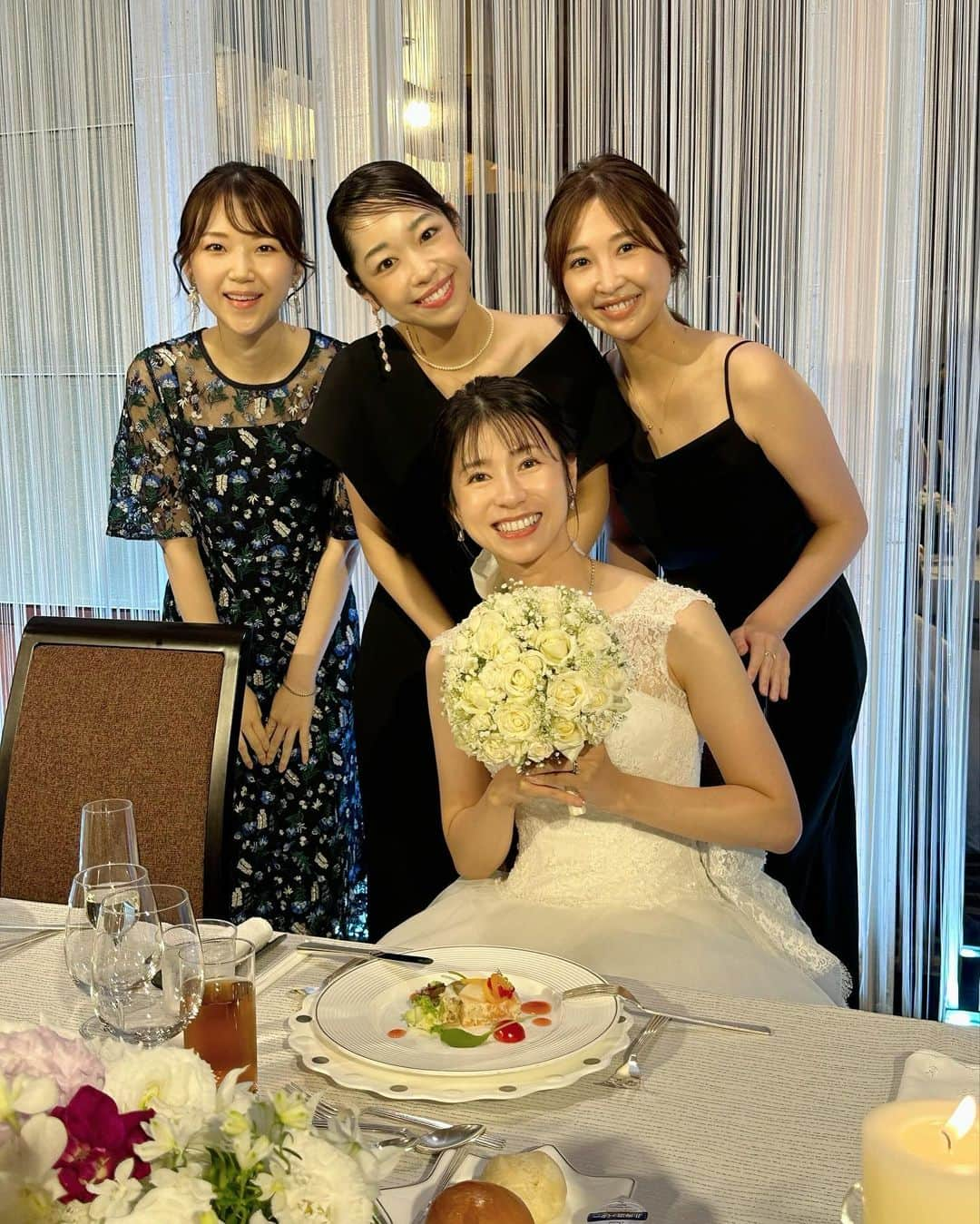 黒澤かなえさんのインスタグラム写真 - (黒澤かなえInstagram)「sisters♡  大切な友♡ もう10年以上になるよ〜  これからもずっとよろしくよ🫶  2枚目真ん中苦手 仕事みたいな手…🫲🥵 手持ち無沙汰で決めてしまってすまぁん🤣  ．  #happywedding  #congratulations  #love#family#friends#sisters」8月29日 18時10分 - k_kana