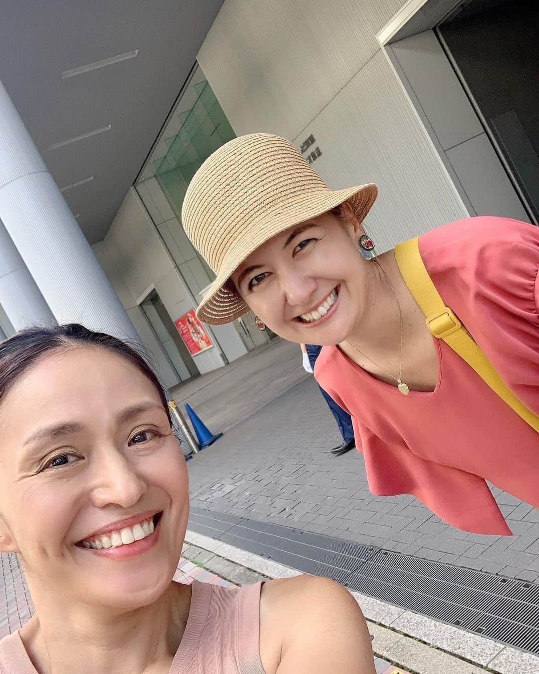 都竹悦子さんのインスタグラム写真 - (都竹悦子Instagram)「もうちょっと　喋りたかった！  東海テレビナレーション収録前に、エントランスで 東海ラジオで生放送前のイレーネちゃんと偶然再会！6年ぶりとかだよ！久しぶり感が薄いSNSマジック😆  #今日のテーマ　#もうちょっと　#東海ラジオ　#聴いて　#これから帰路　#イレーネ　ちゃん　#変わらない美人さん」8月29日 18時12分 - etsukotsuzuku