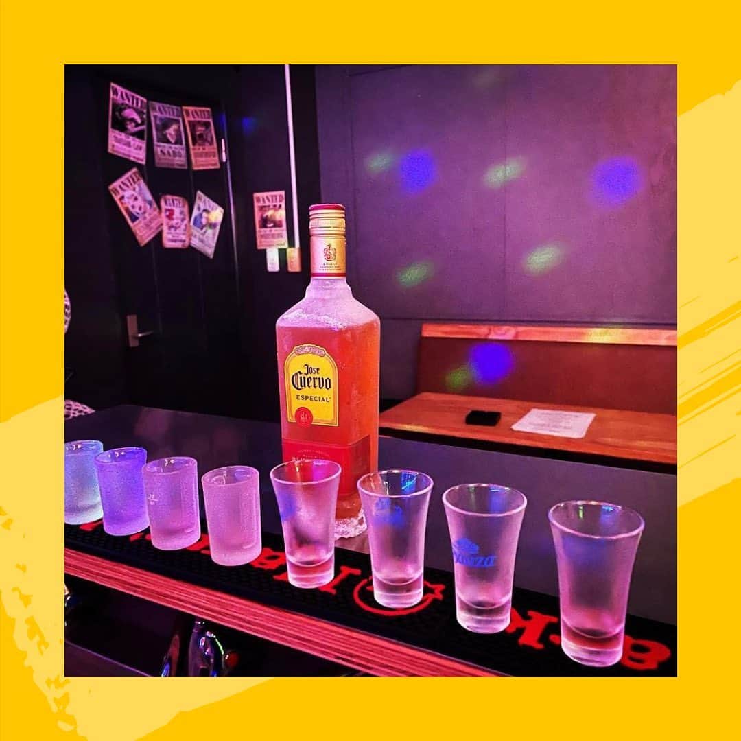 Jose Cuervo Japanのインスタグラム：「みんなはどこで飲むクエルボが1番好き？👀 コメント欄で教えてね！  クラブでしょ！→💃 え、家でしょ！→🏠 野外フェスだな！→🏖 それ以外！→👾 📸@karaoke_habutomangoos  .  . .  #クエルボ #ホセクエルボ #テキーラショット #テキーラ #お酒 #メキシコ #パーティー #クラブ #ショット」