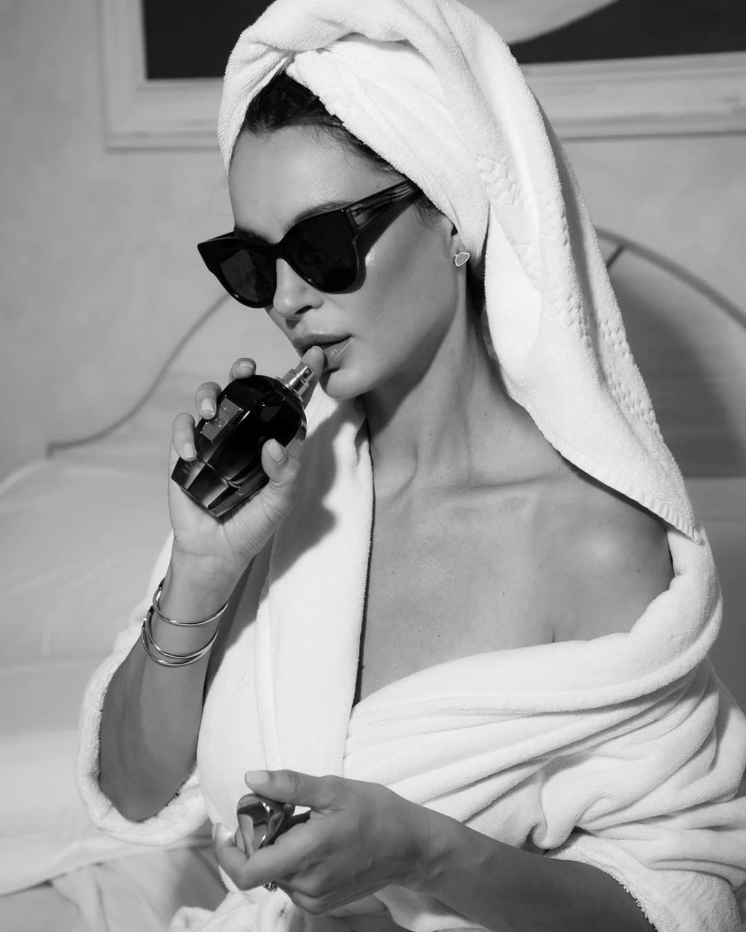 カトリネル・メンギアのインスタグラム：「This quote made me smile :  “Diva's don't do drama, we do business”  ✨ @xerjoff  @chopard  by @nerolifestyle  Photo by @lodoclick_photography #catrinelmarlon #xerjoff」