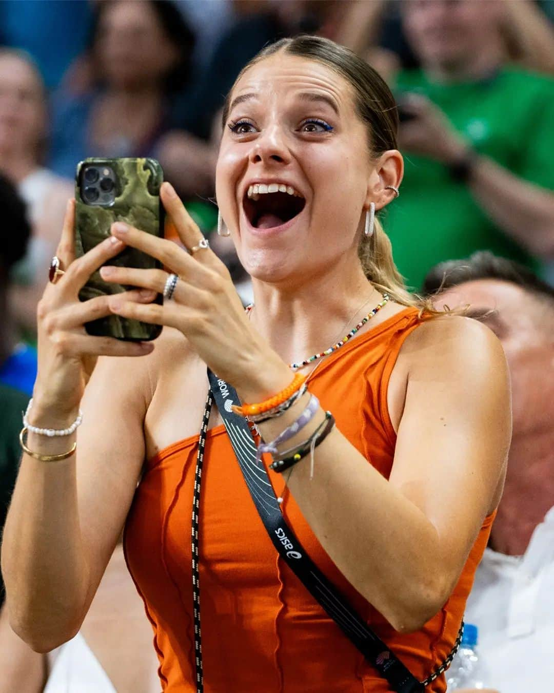 ラウラ・デ・ウィットのインスタグラム：「MOOD 😀🥹🤳🤗😳👩‍👩‍👧‍👧🗣️😘  #WorldAthleticsChamps」