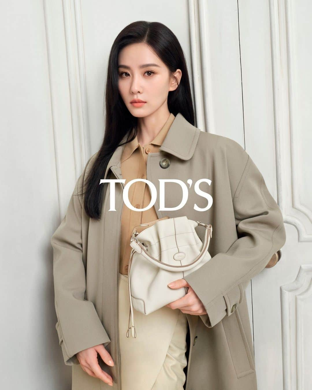 トッズさんのインスタグラム写真 - (トッズInstagram)「Graceful and confident. Brand Ambassador Liu Shishi @liushishi_lss radiates in the new Fall-Winter 2023/2024 adv campaign. Tod's Creative Director: @WalterChiapponi  Photographer: @trunkxu Stylist: @mix626 #TodsFW23 #TodsDiBag #Tods」8月29日 18時15分 - tods