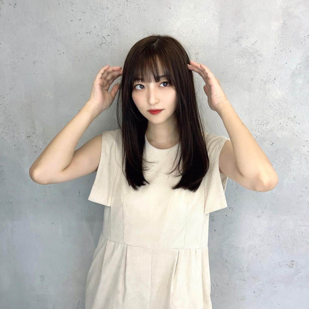 石井陽菜のインスタグラム：「⁡ ⁡ ⁡ 前髪をつくって 毛先も整えてきました〜✂️ ⁡ ⁡ 少し重めの毛先にレイヤーをいれてもらったよ☻ ⁡ ⁡ いつもありがとうございます✨ ⁡ ⁡ #レイヤーロング #ヘアカット #ヘアスタイル」