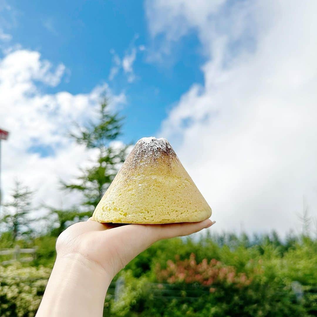 近藤沙瑛子さんのインスタグラム写真 - (近藤沙瑛子Instagram)「富士山の五合目のとこにある富士山めろんぱん🍈¨̮  富士山の形してて可愛いし 焼きたてで出てくる匂いにつられて何度も買ってしまうこれは…  意外と小さくて食べやすい☺️おやつ   #富士山  #富士山観光  #富士山登山  #🗻」8月29日 18時18分 - saekondo_inu