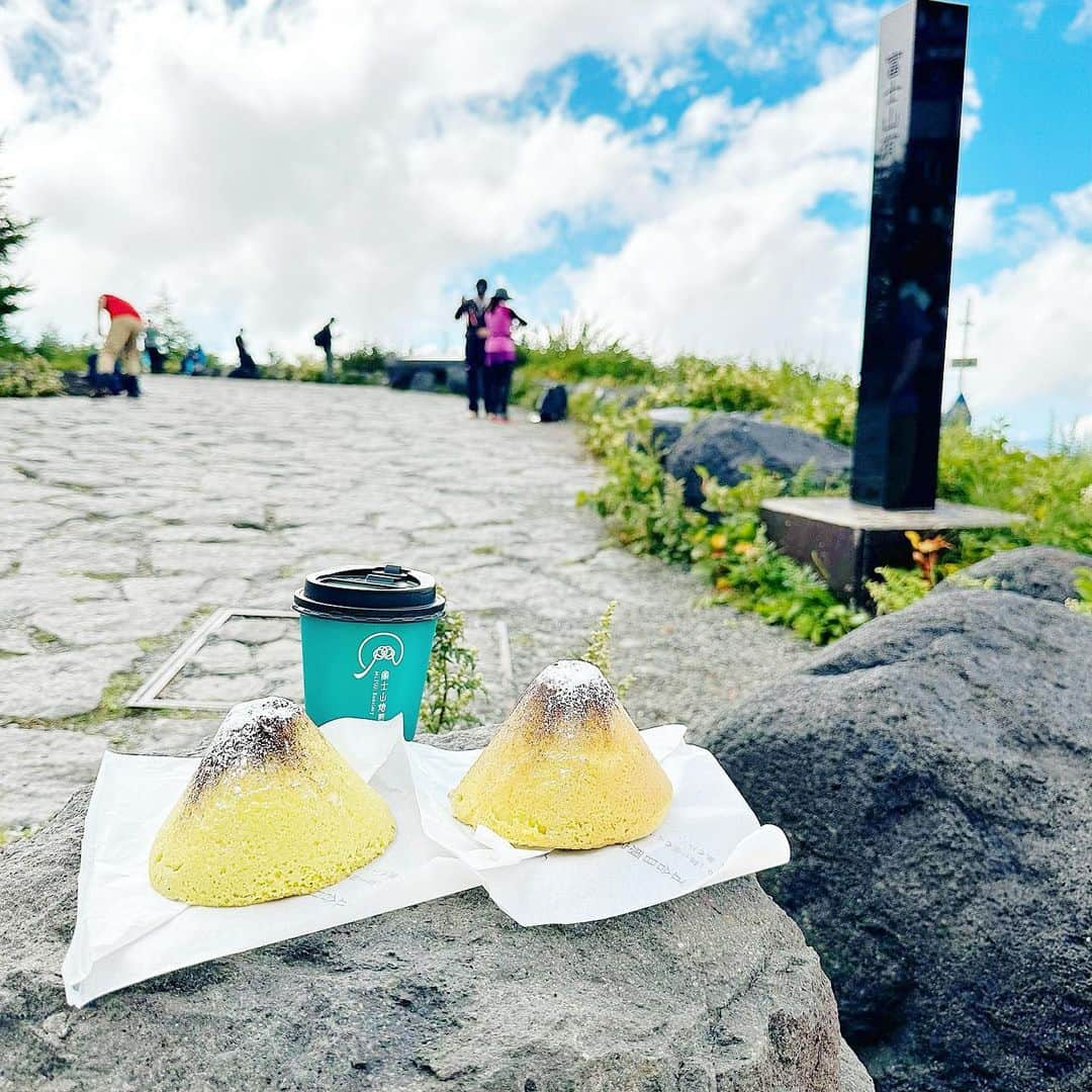 近藤沙瑛子のインスタグラム：「富士山の五合目のとこにある富士山めろんぱん🍈¨̮  富士山の形してて可愛いし 焼きたてで出てくる匂いにつられて何度も買ってしまうこれは…  意外と小さくて食べやすい☺️おやつ   #富士山  #富士山観光  #富士山登山  #🗻」