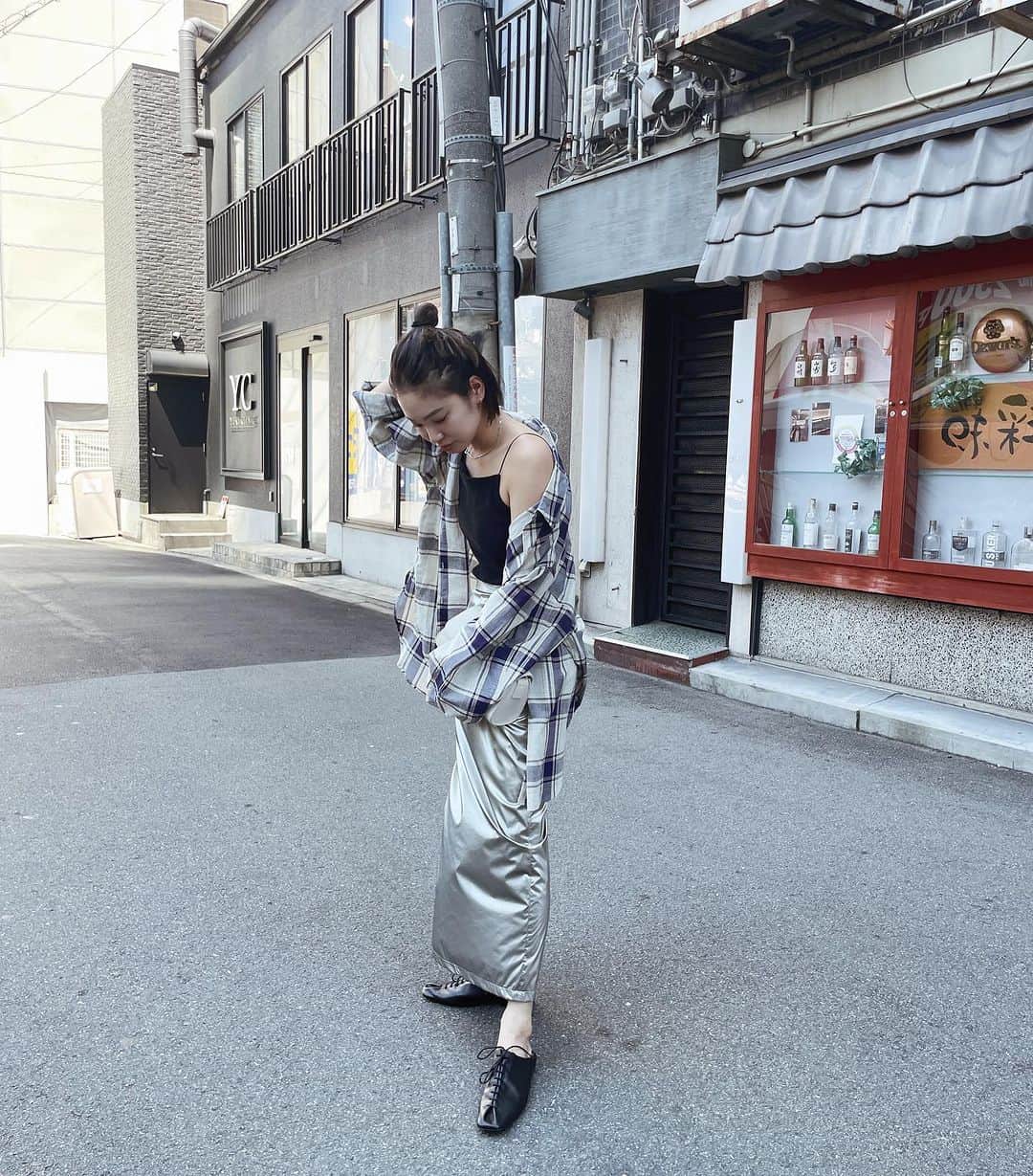kanetaka ayaのインスタグラム：「・ ・ まだまだあっついけど、パラっと羽織れるチェックシャツが とってもオススメ！  @ungrid_official ですよー♡  カジュアルなチェック×個性的なギンギラSK の組み合わせが最高でハッピー！で 大好きな友達と自分時間な最高な休日♡  他のcoordinateはアカウントチェック！ ⇒@aya_kanetaka_ ♡ ---------------------------------- #ブラックコーデ#ママコーデ#30代コーデ #ungrid#ungrid_official #ungridコーデ」