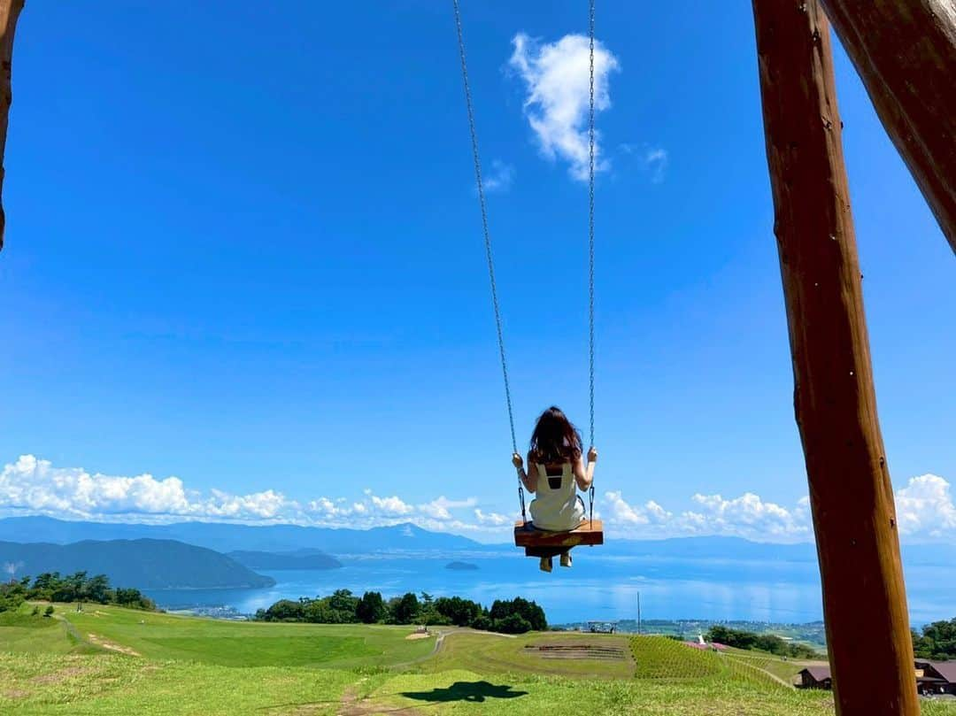 速水里彩のインスタグラム：「週末、思い立ってびわこ箱館山🏔️へ。 テラスからの景色、なんて綺麗なの、、、！  木陰のベンチに座って のほほんと琵琶湖を眺めました 天然のクーラーみたいな、 とっても冷たい風が本当に気持ち良くて 気がついたら数十分のんびりしてました（笑）  すっごくリフレッシュ出来ました。 こういう時間って大切だなぁ🥹  やっと夏らしい事ができて嬉しい！  #びわこ箱館山 #虹のカーテン #コキア #東海テレビ #アナウンサー #速水里彩」