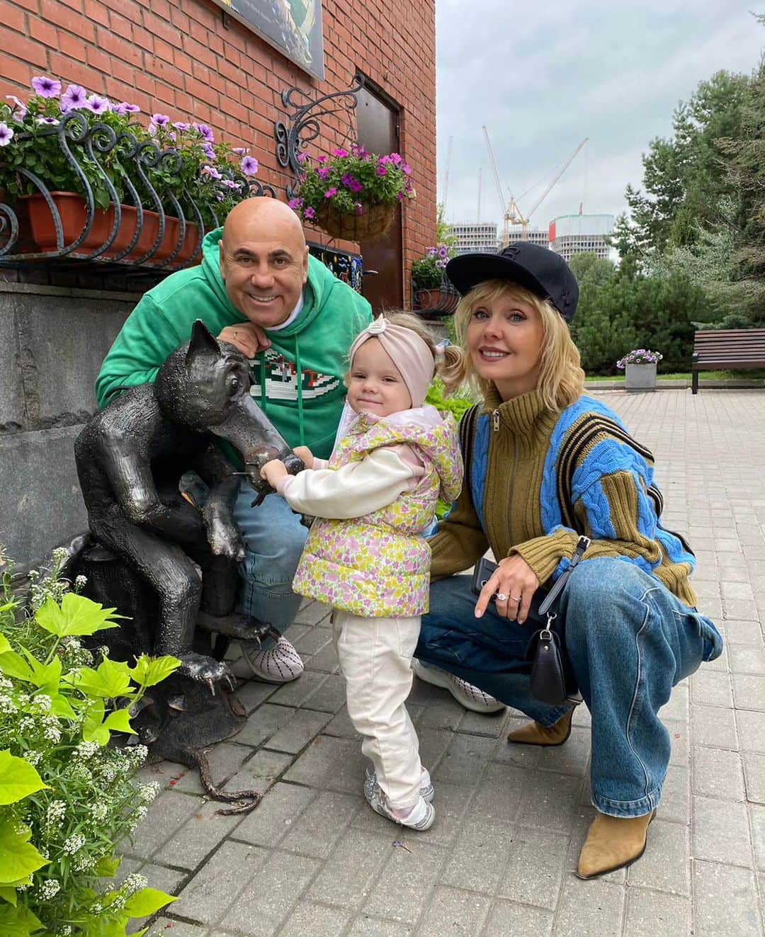 Valeriyaのインスタグラム：「Последний раз я была в зоопарке, когда свои детки были маленькие. Вот теперь с Селинкой пришли. ♥️♥️♥️🐼🐼🐼🦒🦒🦒 @prigozhin_iosif @celine.shulgina #московскийзоопарк」