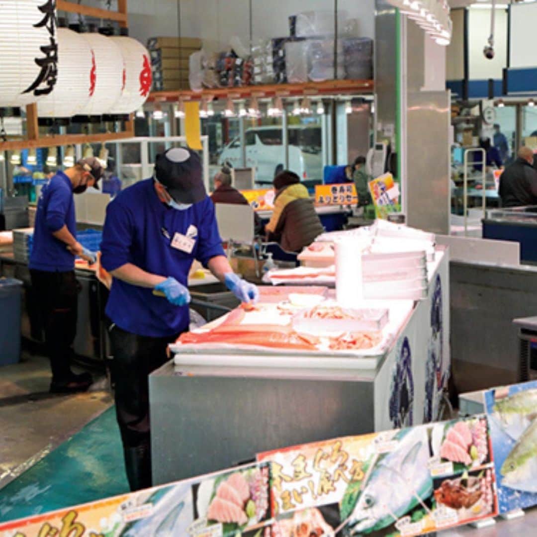 Mart（マート）編集部さんのインスタグラム写真 - (Mart（マート）編集部Instagram)「週末は、家族でワクワクが止まらないお魚専門店を訪れてみませんか？  「まぐろパーク」は、日本最大級のお魚体感マーケット。 鮮魚の販売だけでなく、マグロの解体ショー（週末のみ）を見たり、フードコートでくつろいだりできるのも魅力です！  目の前で見られるまぐろの解体ショー  まぐろパークの目玉、迫力満点のマグロの解体ショー！　週末に開催され、希少部位の説明や販売などもあるので、いつもと違ったマグロの食べ方も楽しめます。  もちろん鮮魚もたくさん！  新鮮な魚を目当てに、オープンから来店する人も多数。ほかにはない珍しい魚や旬の魚が並び、調理法が聞けるほか、三枚おろしなどにさばいてもらうことも可能。  まぐろパーク® 堺本店 大阪府堺市北区中村町607-1 ☎ 072-258-1002 営業：9:00～19:00（フードコートのL.O.18:30）https://maguro.daiki-suisan.co.jp/  ライターが投稿あげるときにつけるハッシュタグ #martmagazine #雑誌Mart #ときめく週末 #家族で過ごす週末 #まぐろパーク  #小学生お出かけ  #関西お出かけ」8月29日 18時30分 - mart.magazine