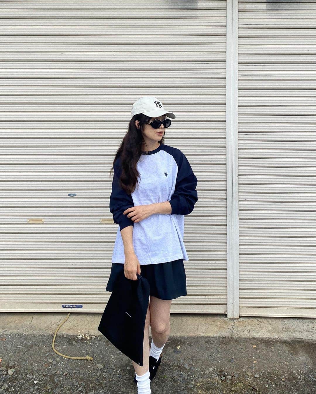 のインスタグラム：「〻𝕔𝕠𝕣𝕕𝕚𝕟𝕒𝕥𝕖〻  @wego_official  のUSPOLOビッグシャツ❤︎  POLOのロゴとビッグシルエットがかわいい♡ ロンTにショーパンを着れる季節がすき♡  @wego_zozo  で買えるよー♪  ＊ ＊ #pr #USPOLO#シャツコーデ  #ママコーデ#アラフォーコーデ #locari#mamagirl #mineby3mootd  #大人カジュアル #大人コーデ#秋コーデ #ショートパンツ  #キャップ女子」