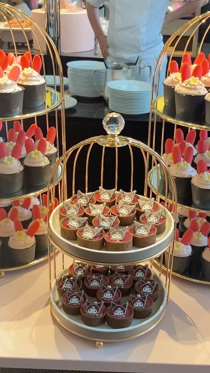 奈々子のインスタグラム：「@hiltonnagoya 今月から始まるマイメロ&クロミコラボのレセプションへ♡⃛ 秋のスイーツビュッフェは、マイメロ・クロミカラーの可愛いスイーツ達でとっても可愛い空間🎀 秋スイーツならではの、お芋ケーキやモンブラン、かぼちゃプリンも揃っていました♡ 11/1までヒルトン名古屋にて開催されています🪽  #PR #ヒルトン名古屋 #ヒルトンスイーツ #マイメロディーとクロミのマジカルスイーツワールド #サンリオキャラクターズ #hiltonnagoya」