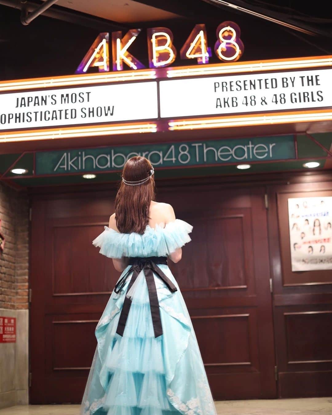のインスタグラム：「載せたい写真たくさんあるから載せちゃおー🩵🩵🩵  ドレスは私の大好きなティファニーブルーでお願いしました🥺 オサレカンパニーさんは本当に毎回可愛いすぎる衣装でみんなを輝かせてくださるので今回も最後のわがままってことで形もざっくりしか伝えてなかったのに…もう私の理想を詰め込んだ、まさにこれ！もはやこれ以上！っていうドレスで流石でした🥹🩵 特に後ろのドレスのデザインと、髪飾りがお気に入り💕 髪型もいつもお世話になってたメイクさんがやってくれて幸せだったー！！」