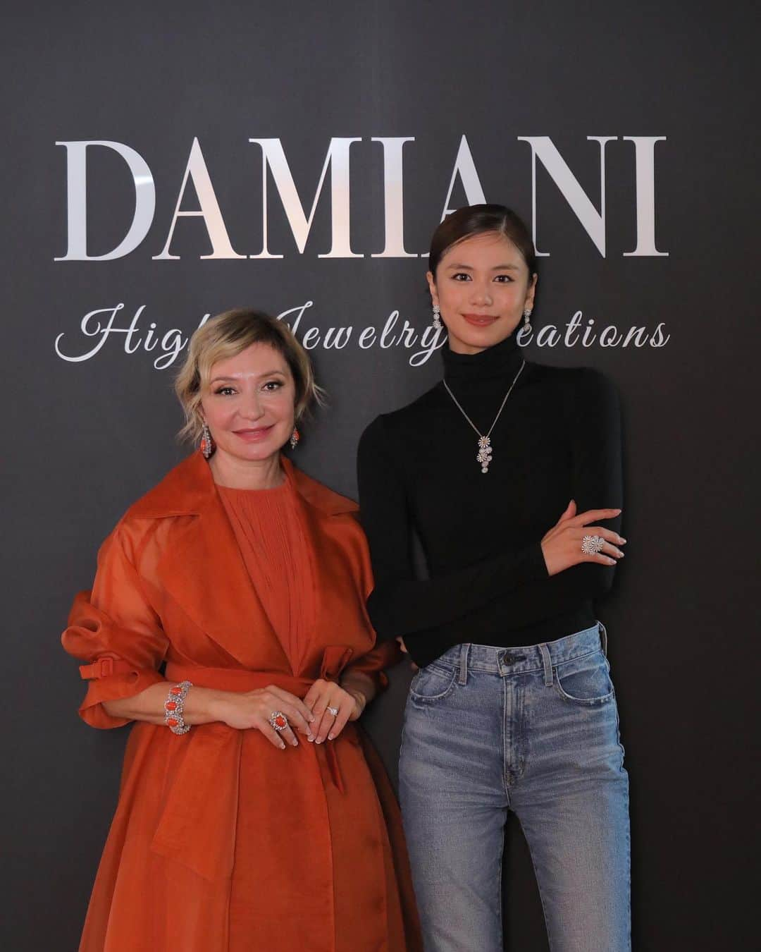 佐藤晴美さんのインスタグラム写真 - (佐藤晴美Instagram)「『Damiani High Jewelry Creations』  1924年にヴァレンツァにて創業したイタリアの老舗ジュエラー、ダミアーニ。  丁寧にひとつひとつハンドメイドされた 唯一無二の芸術品が並ぶ、 ハイジュエリー特別展示にお邪魔しました☺️  私が着用させていただいた「マルゲリータ」シリーズは マーガレットの可愛らしくも凛とした存在感が素敵🤍💎  カジュアルに、 デニムに合わせるのが気分でした🥰  #Damiani  #ダミアーニ  #DamianiMasterpiece #ad」8月29日 20時00分 - sato_harumi__official