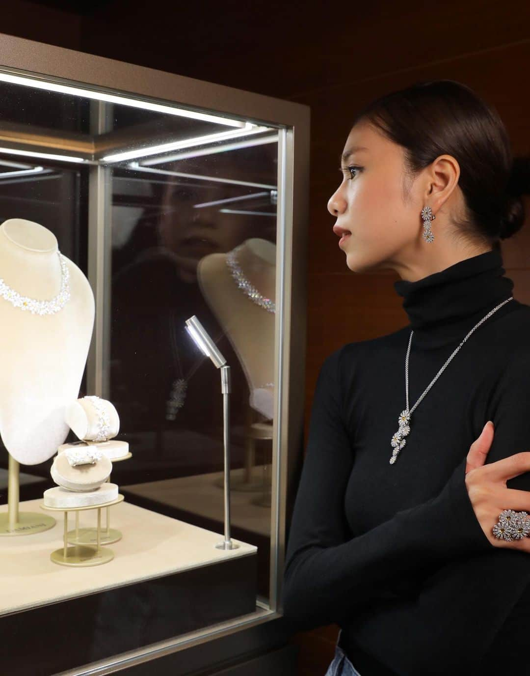 佐藤晴美さんのインスタグラム写真 - (佐藤晴美Instagram)「『Damiani High Jewelry Creations』  1924年にヴァレンツァにて創業したイタリアの老舗ジュエラー、ダミアーニ。  丁寧にひとつひとつハンドメイドされた 唯一無二の芸術品が並ぶ、 ハイジュエリー特別展示にお邪魔しました☺️  私が着用させていただいた「マルゲリータ」シリーズは マーガレットの可愛らしくも凛とした存在感が素敵🤍💎  カジュアルに、 デニムに合わせるのが気分でした🥰  #Damiani  #ダミアーニ  #DamianiMasterpiece #ad」8月29日 20時00分 - sato_harumi__official