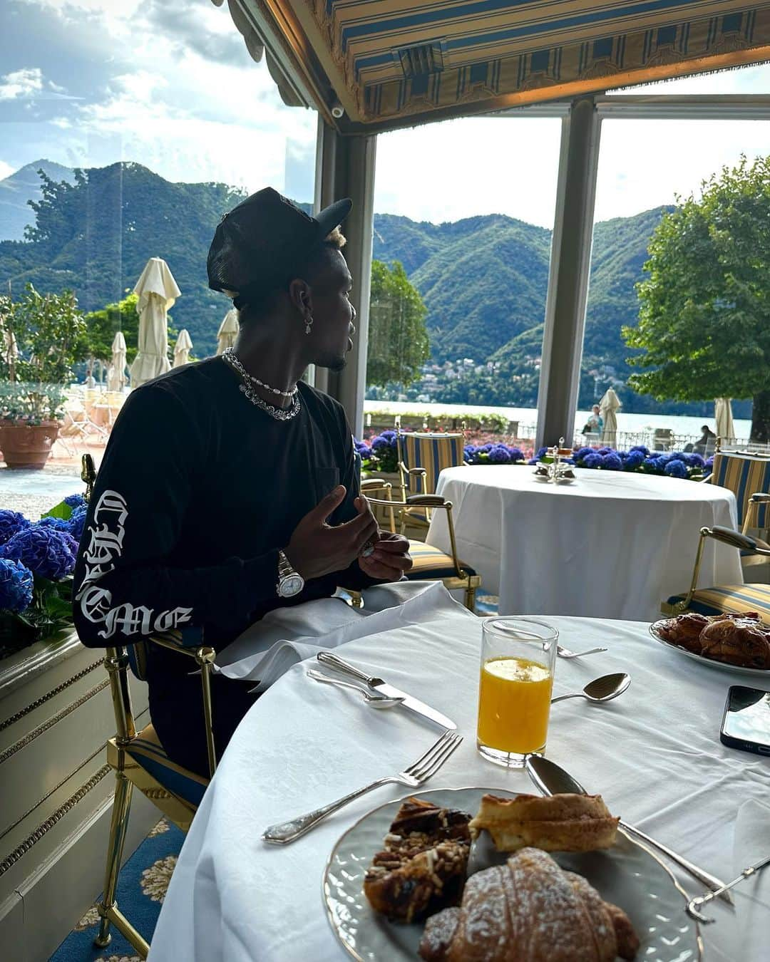 ポール・ポグバのインスタグラム：「🥐🪻☀️⛰️」