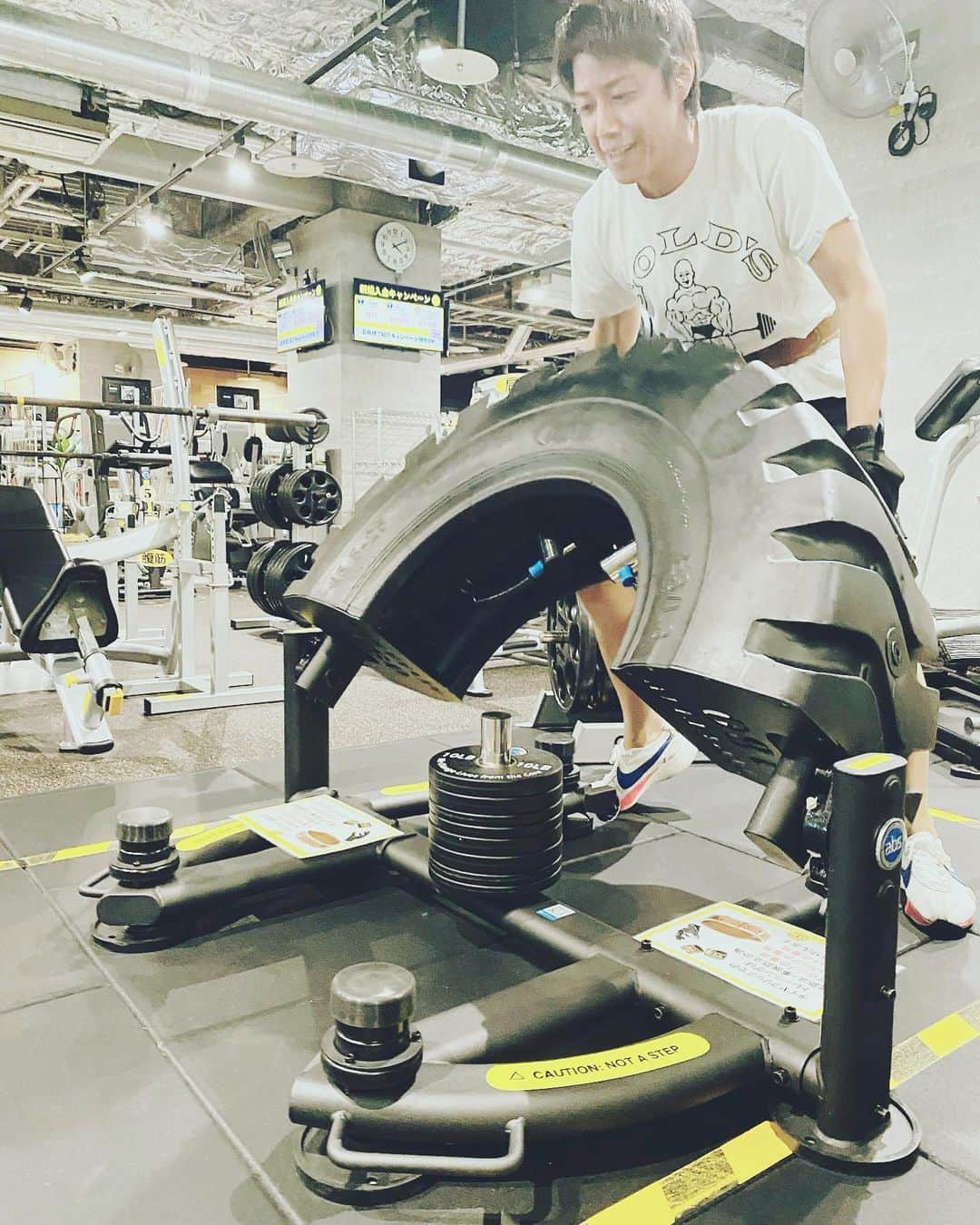 さいねい龍二さんのインスタグラム写真 - (さいねい龍二Instagram)「ニューマシン🏋️‍♂️🏋️‍♂️🏋️‍♂️  #タイヤフリップマシン  #タイヤフリップ初挑戦  #タイヤフリップ #ゴールドジム広島パセーラ #ゴールドジム広島  #さいねい龍二」8月29日 18時37分 - ryujisainei