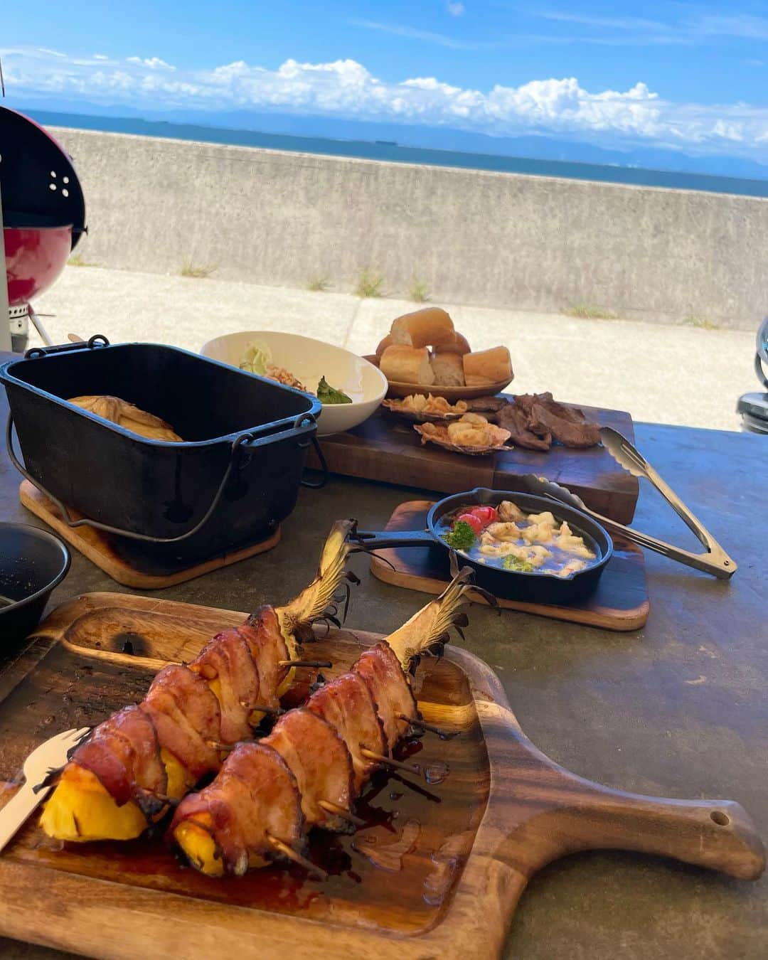 寿リリカさんのインスタグラム写真 - (寿リリカInstagram)「♡ あきにゃん親子とりんくうビーチのドームサイトでBBQ大会🍖🔥 ♡ ドームテントの中はお部屋になっててグランピング〜🏕 ♡ アヒージョやパエリア🥘のおしゃBBQメニュー✨💖✨🔥 太陽光でもじゅーじゅー焼けるくらい暑かった🔥☀️ ♡ テントの横にビニールプールもあってこどもたちが水遊びしてたよ👧👧👧💕 このあともあきにゃんハウスにお邪魔させてもらっておうちプールも大満喫👧💓💗 ♡ 夏の思い出できてうれしい〜🥰🌴🍧 ♡ @linkdelmar #知多BBQ #南知多BBQ #おでかけ #ビーチ #名古屋BBQ #Linkdelmar #愛知BBQ」8月29日 18時37分 - ririkakotobuki