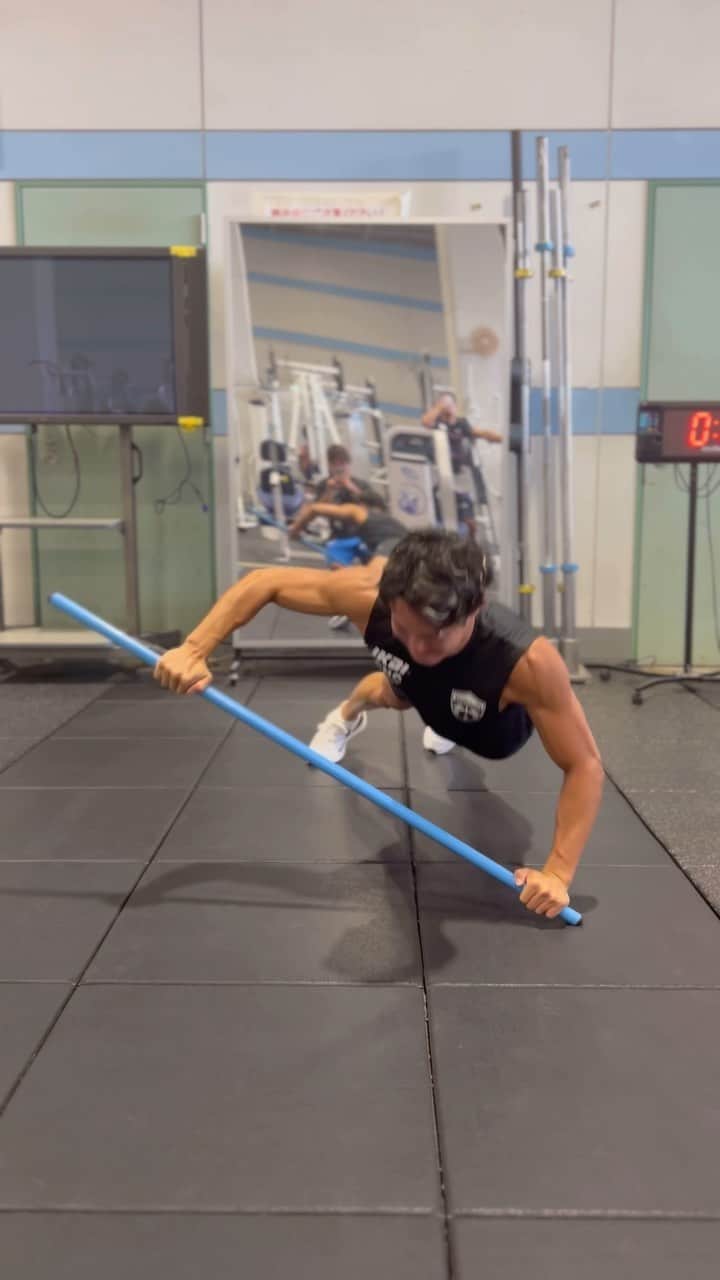 荒井陸のインスタグラム：「Zero gravity push ups💪🪐  #training #workout #waterpolo」