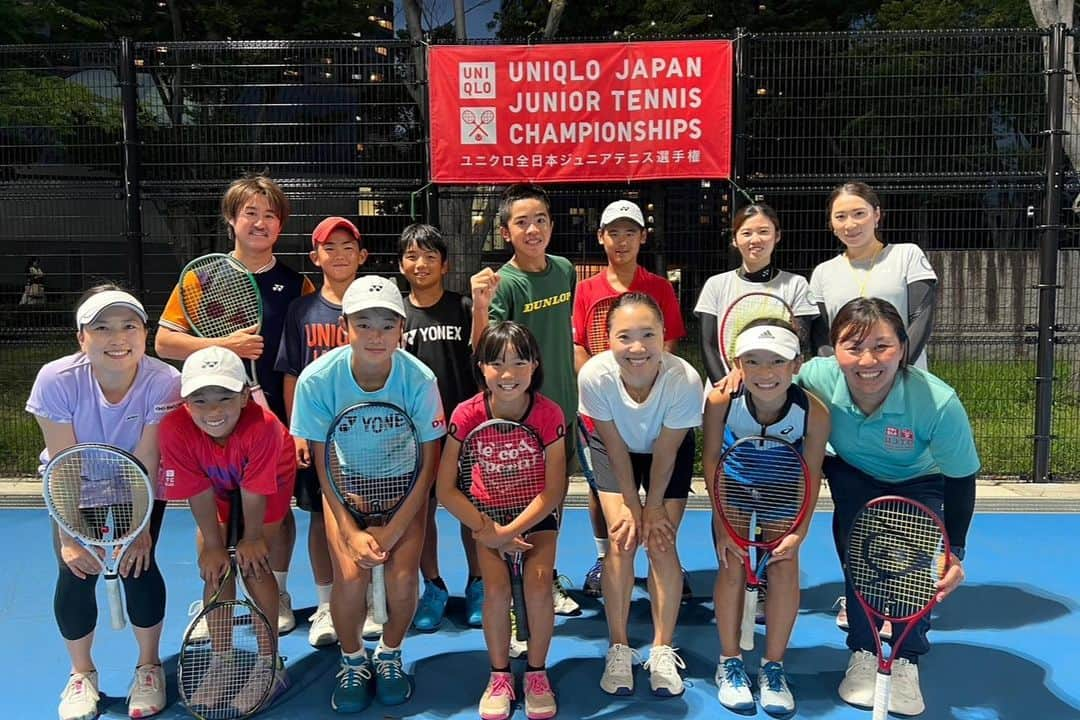 奈良くるみさんのインスタグラム写真 - (奈良くるみInstagram)「昨日ユニクロ全日本ジュニアテニス選手権2023の全日程が無事終了いたしました。  大会を通して、ジュニアの子供たちの情熱と努力、嬉し涙、悔し涙、そしてスポーツマンシップに心から感動し、勇気をもらいました。  私自身、トーナメントディレクターとして初めてこの大会に携わることができ、不慣れなことも多くありましたが、ジュニアの子供たちとの触れ合い、保護者、コーチの皆様、運営に携わっていただいた全ての方々、そしてスポンサーの皆様、たくさんの方々のサポートのおかげで、様々な新たな取り組みに挑戦することができました。大会に関わってくださったすべての皆様に、心からの感謝を伝えたいです。  これからも子供たちの夢を全力で応援し、未来への糧となる経験を少しでも多く提供していきたいと思っています。 来年さらに良い大会にできるように頑張りますので、引き続きよろしくお願いいたします。  ユニクロ全日本ジュニアテニス選手権2023 トーナメントディレクター 奈良くるみ  📸 神戸崇利 #ユニクロ全日本ジュニアテニス選手権2023 #UNIQLOJAPANJUNIORTENNISCHAMPIONSHIPS2023 #有明テニスの森 #全日本ジュニアテニス #UJTC #トーナメントディレクター  #奈良くるみ  #kuruminara  #テニス  #tennis  #テニスプレイヤー  #tennisplayer」8月29日 18時42分 - kurumi.nara