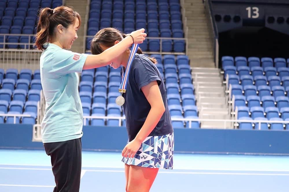 奈良くるみさんのインスタグラム写真 - (奈良くるみInstagram)「昨日ユニクロ全日本ジュニアテニス選手権2023の全日程が無事終了いたしました。  大会を通して、ジュニアの子供たちの情熱と努力、嬉し涙、悔し涙、そしてスポーツマンシップに心から感動し、勇気をもらいました。  私自身、トーナメントディレクターとして初めてこの大会に携わることができ、不慣れなことも多くありましたが、ジュニアの子供たちとの触れ合い、保護者、コーチの皆様、運営に携わっていただいた全ての方々、そしてスポンサーの皆様、たくさんの方々のサポートのおかげで、様々な新たな取り組みに挑戦することができました。大会に関わってくださったすべての皆様に、心からの感謝を伝えたいです。  これからも子供たちの夢を全力で応援し、未来への糧となる経験を少しでも多く提供していきたいと思っています。 来年さらに良い大会にできるように頑張りますので、引き続きよろしくお願いいたします。  ユニクロ全日本ジュニアテニス選手権2023 トーナメントディレクター 奈良くるみ  📸 神戸崇利 #ユニクロ全日本ジュニアテニス選手権2023 #UNIQLOJAPANJUNIORTENNISCHAMPIONSHIPS2023 #有明テニスの森 #全日本ジュニアテニス #UJTC #トーナメントディレクター  #奈良くるみ  #kuruminara  #テニス  #tennis  #テニスプレイヤー  #tennisplayer」8月29日 18時42分 - kurumi.nara