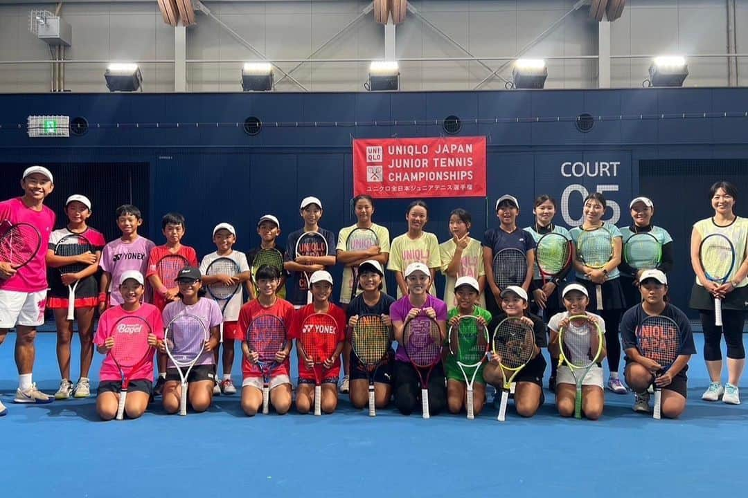 奈良くるみさんのインスタグラム写真 - (奈良くるみInstagram)「昨日ユニクロ全日本ジュニアテニス選手権2023の全日程が無事終了いたしました。  大会を通して、ジュニアの子供たちの情熱と努力、嬉し涙、悔し涙、そしてスポーツマンシップに心から感動し、勇気をもらいました。  私自身、トーナメントディレクターとして初めてこの大会に携わることができ、不慣れなことも多くありましたが、ジュニアの子供たちとの触れ合い、保護者、コーチの皆様、運営に携わっていただいた全ての方々、そしてスポンサーの皆様、たくさんの方々のサポートのおかげで、様々な新たな取り組みに挑戦することができました。大会に関わってくださったすべての皆様に、心からの感謝を伝えたいです。  これからも子供たちの夢を全力で応援し、未来への糧となる経験を少しでも多く提供していきたいと思っています。 来年さらに良い大会にできるように頑張りますので、引き続きよろしくお願いいたします。  ユニクロ全日本ジュニアテニス選手権2023 トーナメントディレクター 奈良くるみ  📸 神戸崇利 #ユニクロ全日本ジュニアテニス選手権2023 #UNIQLOJAPANJUNIORTENNISCHAMPIONSHIPS2023 #有明テニスの森 #全日本ジュニアテニス #UJTC #トーナメントディレクター  #奈良くるみ  #kuruminara  #テニス  #tennis  #テニスプレイヤー  #tennisplayer」8月29日 18時42分 - kurumi.nara