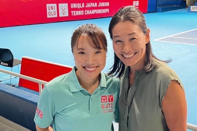 奈良くるみさんのインスタグラム写真 - (奈良くるみInstagram)「昨日ユニクロ全日本ジュニアテニス選手権2023の全日程が無事終了いたしました。  大会を通して、ジュニアの子供たちの情熱と努力、嬉し涙、悔し涙、そしてスポーツマンシップに心から感動し、勇気をもらいました。  私自身、トーナメントディレクターとして初めてこの大会に携わることができ、不慣れなことも多くありましたが、ジュニアの子供たちとの触れ合い、保護者、コーチの皆様、運営に携わっていただいた全ての方々、そしてスポンサーの皆様、たくさんの方々のサポートのおかげで、様々な新たな取り組みに挑戦することができました。大会に関わってくださったすべての皆様に、心からの感謝を伝えたいです。  これからも子供たちの夢を全力で応援し、未来への糧となる経験を少しでも多く提供していきたいと思っています。 来年さらに良い大会にできるように頑張りますので、引き続きよろしくお願いいたします。  ユニクロ全日本ジュニアテニス選手権2023 トーナメントディレクター 奈良くるみ  📸 神戸崇利 #ユニクロ全日本ジュニアテニス選手権2023 #UNIQLOJAPANJUNIORTENNISCHAMPIONSHIPS2023 #有明テニスの森 #全日本ジュニアテニス #UJTC #トーナメントディレクター  #奈良くるみ  #kuruminara  #テニス  #tennis  #テニスプレイヤー  #tennisplayer」8月29日 18時42分 - kurumi.nara