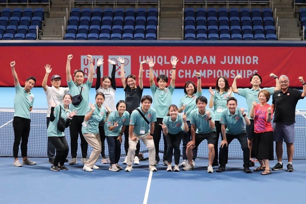 奈良くるみさんのインスタグラム写真 - (奈良くるみInstagram)「昨日ユニクロ全日本ジュニアテニス選手権2023の全日程が無事終了いたしました。  大会を通して、ジュニアの子供たちの情熱と努力、嬉し涙、悔し涙、そしてスポーツマンシップに心から感動し、勇気をもらいました。  私自身、トーナメントディレクターとして初めてこの大会に携わることができ、不慣れなことも多くありましたが、ジュニアの子供たちとの触れ合い、保護者、コーチの皆様、運営に携わっていただいた全ての方々、そしてスポンサーの皆様、たくさんの方々のサポートのおかげで、様々な新たな取り組みに挑戦することができました。大会に関わってくださったすべての皆様に、心からの感謝を伝えたいです。  これからも子供たちの夢を全力で応援し、未来への糧となる経験を少しでも多く提供していきたいと思っています。 来年さらに良い大会にできるように頑張りますので、引き続きよろしくお願いいたします。  ユニクロ全日本ジュニアテニス選手権2023 トーナメントディレクター 奈良くるみ  📸 神戸崇利 #ユニクロ全日本ジュニアテニス選手権2023 #UNIQLOJAPANJUNIORTENNISCHAMPIONSHIPS2023 #有明テニスの森 #全日本ジュニアテニス #UJTC #トーナメントディレクター  #奈良くるみ  #kuruminara  #テニス  #tennis  #テニスプレイヤー  #tennisplayer」8月29日 18時42分 - kurumi.nara