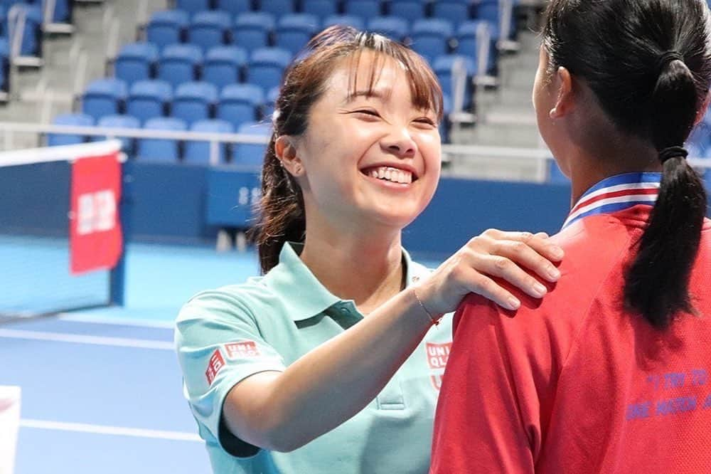 奈良くるみのインスタグラム：「昨日ユニクロ全日本ジュニアテニス選手権2023の全日程が無事終了いたしました。  大会を通して、ジュニアの子供たちの情熱と努力、嬉し涙、悔し涙、そしてスポーツマンシップに心から感動し、勇気をもらいました。  私自身、トーナメントディレクターとして初めてこの大会に携わることができ、不慣れなことも多くありましたが、ジュニアの子供たちとの触れ合い、保護者、コーチの皆様、運営に携わっていただいた全ての方々、そしてスポンサーの皆様、たくさんの方々のサポートのおかげで、様々な新たな取り組みに挑戦することができました。大会に関わってくださったすべての皆様に、心からの感謝を伝えたいです。  これからも子供たちの夢を全力で応援し、未来への糧となる経験を少しでも多く提供していきたいと思っています。 来年さらに良い大会にできるように頑張りますので、引き続きよろしくお願いいたします。  ユニクロ全日本ジュニアテニス選手権2023 トーナメントディレクター 奈良くるみ  📸 神戸崇利 #ユニクロ全日本ジュニアテニス選手権2023 #UNIQLOJAPANJUNIORTENNISCHAMPIONSHIPS2023 #有明テニスの森 #全日本ジュニアテニス #UJTC #トーナメントディレクター  #奈良くるみ  #kuruminara  #テニス  #tennis  #テニスプレイヤー  #tennisplayer」