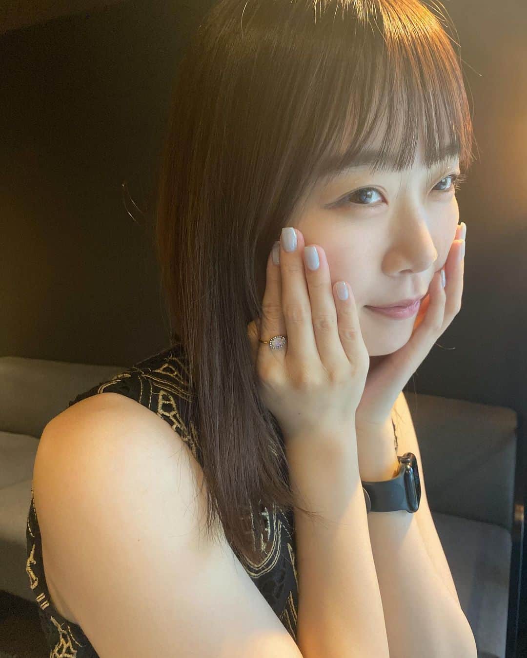 渡辺まおのインスタグラム：「本日で24歳になりました。 いつも応援してくださるファンの皆さん、仲良くしてくださる友人の皆さん、一緒に仕事をしてくださる方々、 本当にありがとうございます。周りへの感謝を忘れず、これからも自分の目標に向かって真っ直ぐに生きていきたいと思います。 神野藍として、1つステージが上がるようなそんな1年に出来ればと考えております。24歳の神野もよろしくお願いいたします。  誕生日の記念にお守りとしてムーンストーンが入ったリングを購入、最近のお気に入りです😌‎🤍」