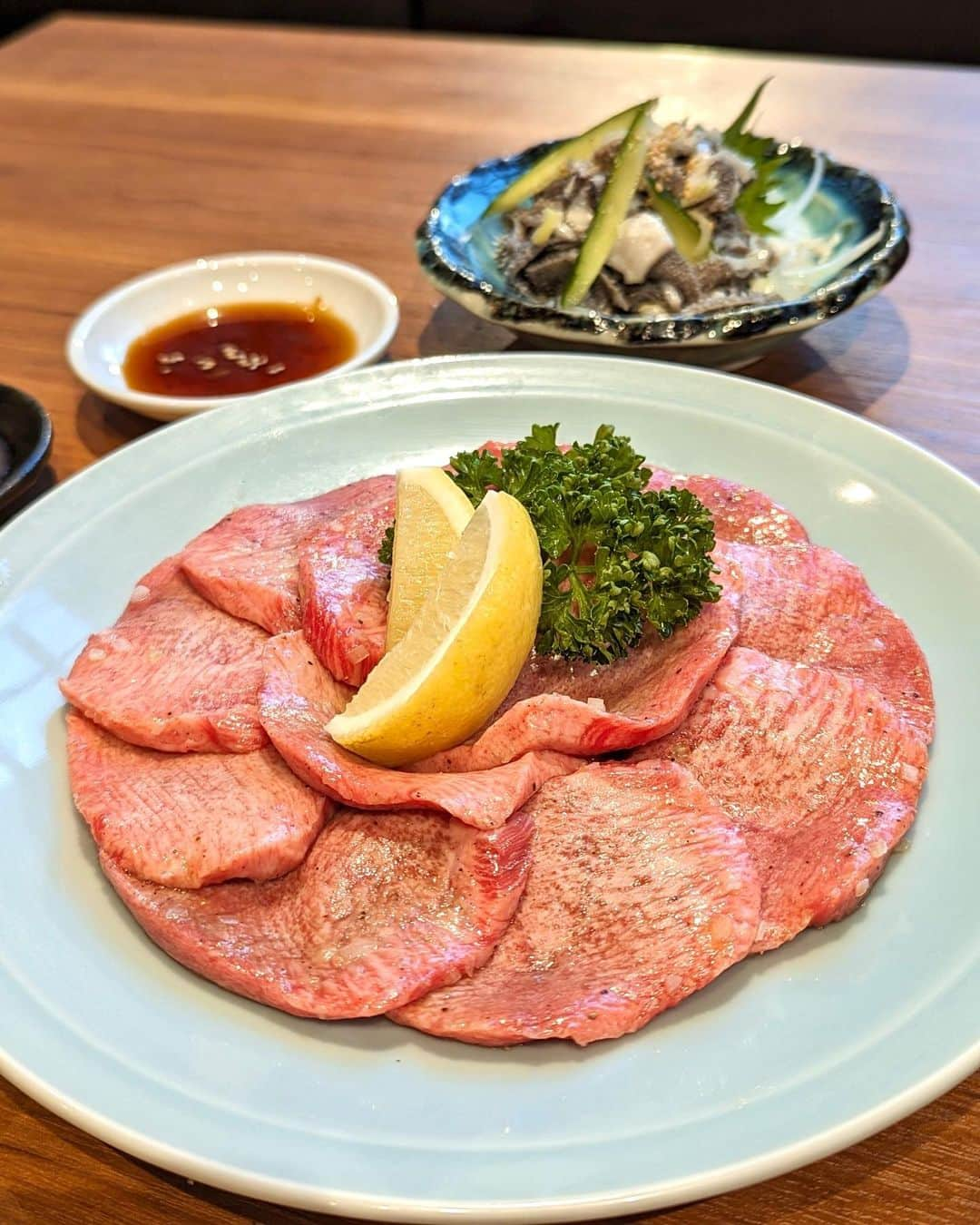 大見さなえのインスタグラム：「東京 赤坂『焼肉ホルモン金樹はなれ』 予約困難店"金樹"のはなれが7月7日オープン🎊 芝浦から届いたばかりの 新鮮ホルモンが味わえる焼肉店🥩  【特選生タン塩】 冷凍していないタン芯を使用！ 絶妙な厚さで、プリサクッと噛み心地いい☺️  【上レバー】 ピンと角が立つほどに鮮度の良さ！ 濃厚な味わいがたまらん。。。  【盛岡冷麺】 看板メニュー！ 自家製麺のもちっとしながらもコシのある麺に、 牛骨ダシの程よい甘さと旨味たっぷりのスープは グビグビのんじゃう🤤  1人6,000円くらいで 上質なホルモン食べられるの最高！  金樹は2ヶ月くらい予約待つけど 7月7日にオープンしたばかりの金樹はなれは まだ比較的空いてるので狙い目🙆‍♀️ ーーーーーーーーーーーーーーーーーーーーー •特選生タン塩(2人で1人前注文のみ) •ハツ刺し •上レバー •上ミノ •ツラミ •盛岡冷麺 ーーーーーーーーーーーーーーーーーーーーー #焼肉ホルモン金樹はなれ #金樹 #赤坂グルメ #赤坂焼肉 #焼肉ホルモン金樹 #東京焼肉 #焼肉名店 #生タン塩 #牛タン #めぐログ_赤坂 #めぐログ_焼肉 #焼肉 #肉テロ #yakiniku #japanesefood」