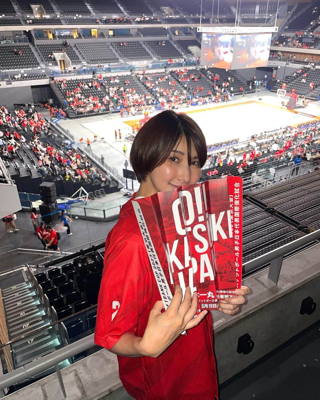 みづきのインスタグラム：「バスケW杯🏀✨  フィンランド🇫🇮戦は歴史的な勝利で本当に感動した😭  写真はフランスとの強化試合⛹️‍♀️ スポーツ観戦楽しい🥰  本日20:10からオーストラリア🇦🇺戦！ランキング3位とかどんだけ強いんだろう🥺  #アカツキジャパン #バスケ #バスケ女子   #ショートヘアー #有明アリーナ  #バスケw杯  #basketball」