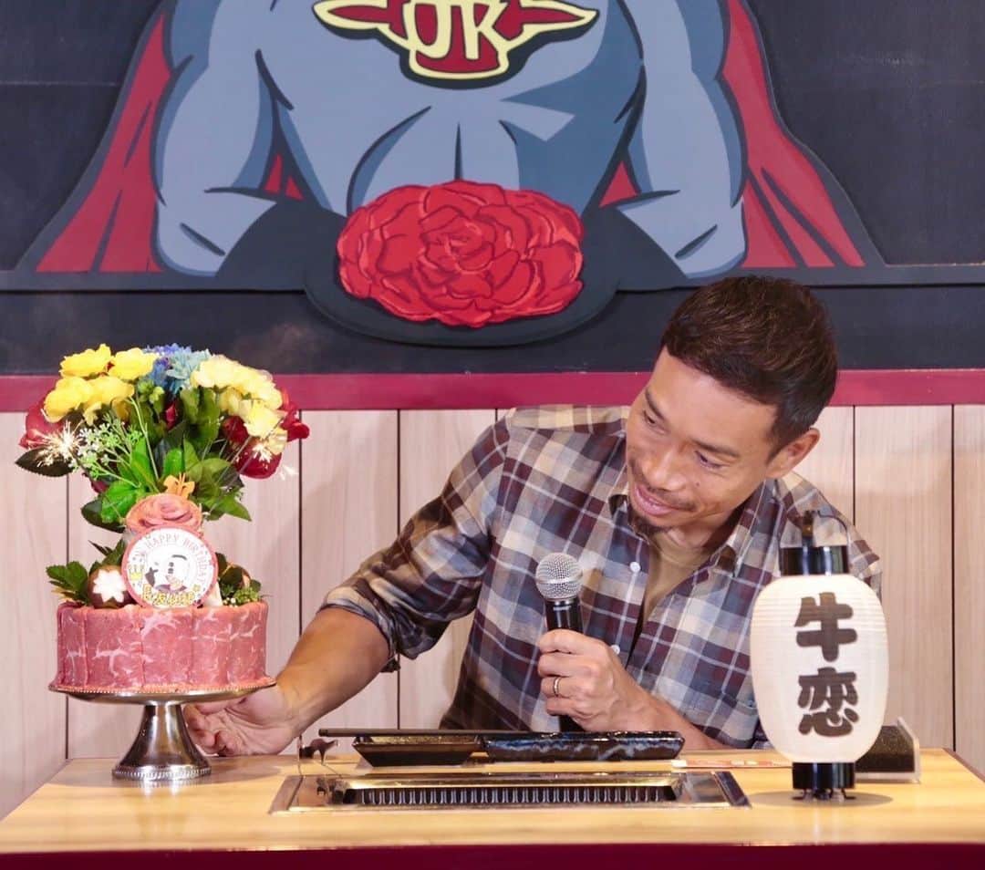 長友佑都さんのインスタグラム写真 - (長友佑都Instagram)「赤身焼肉のカリスマ『牛恋』のアンバサダーに就任しました！ 赤身マニアの僕にとってピースビーフは高タンパク、低カロリー、低脂肪で最高の赤身肉。 そして何より美味しい！ ネギンチュ巻いて食べると絶品です😋 皆さんも是非食べて欲しいです！ @ushikoi  #ピースビーフ  #赤身マニア」8月29日 18時46分 - yutonagatomo55