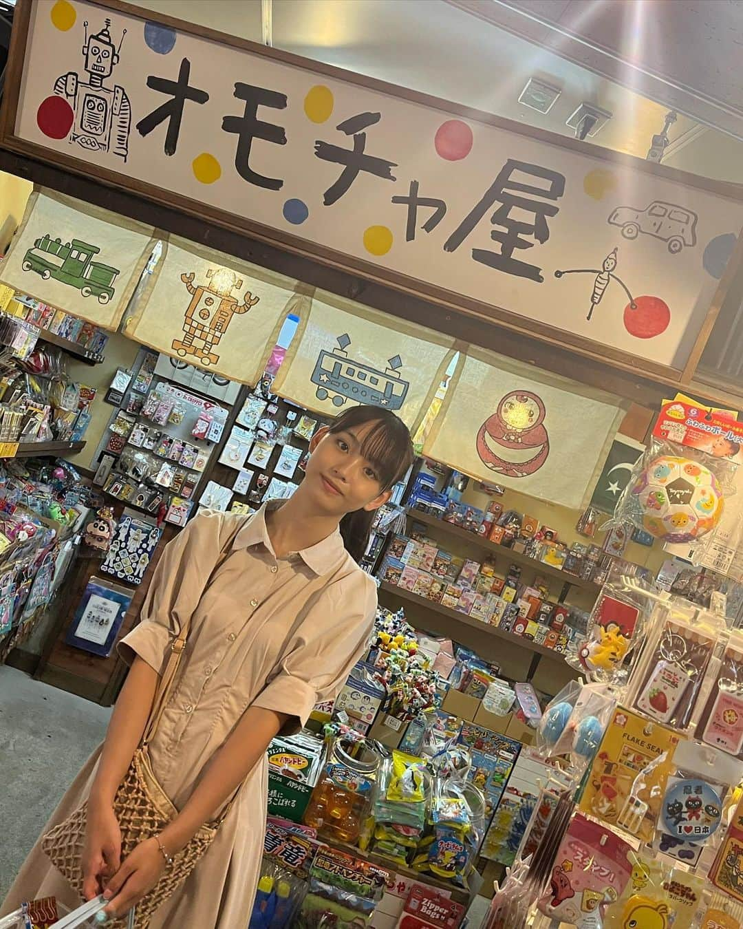 松本麗世のインスタグラム：「駄菓子屋！駄菓子大好き🫶🏻 小さい頃よく買ってたお菓子がいっぱい泣 めっちゃテンション上がった👼🏻 ♡ ♡ 店内も昭和感満載！レロトな商品がいっぱい陳列してあって、昔のゲームもありました🫶🏻 ♡ 東京都葛飾区柴又帝釈天への参道入口にある「柴又ハイカラ横丁・柴又のおもちゃ博物館」 ♡ ♡ #松本麗世#matsumotoreiyo#モデル#東京#柴又#ハイカラ横丁#葛飾区#昭和館#柴又おもちゃ館」