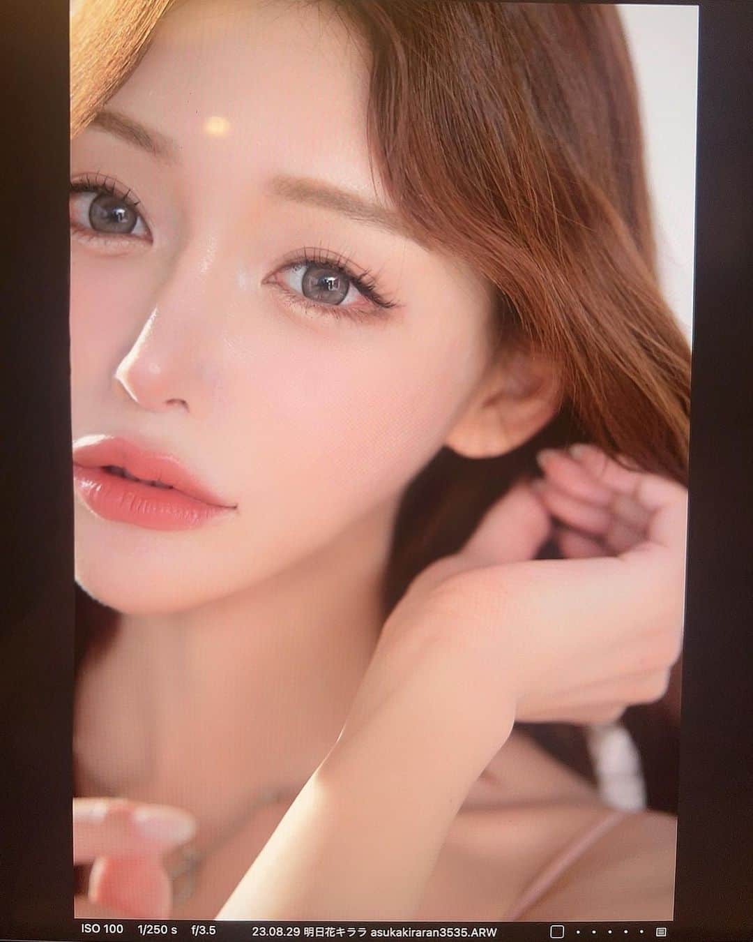 明日花キララのインスタグラム：「素敵なライティングのおかげで @flurry.contact のカラコンも綺麗に発色してた！！！」