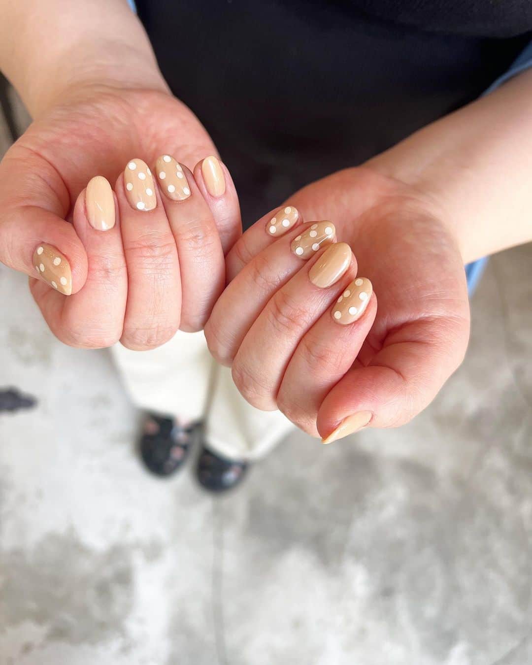 Kana Kobayashiのインスタグラム：「#nail #PEANUTS #beige #dots #ドットネイル #シンプルネイル #ネイル #ネイルデザイン #ネイルアート」