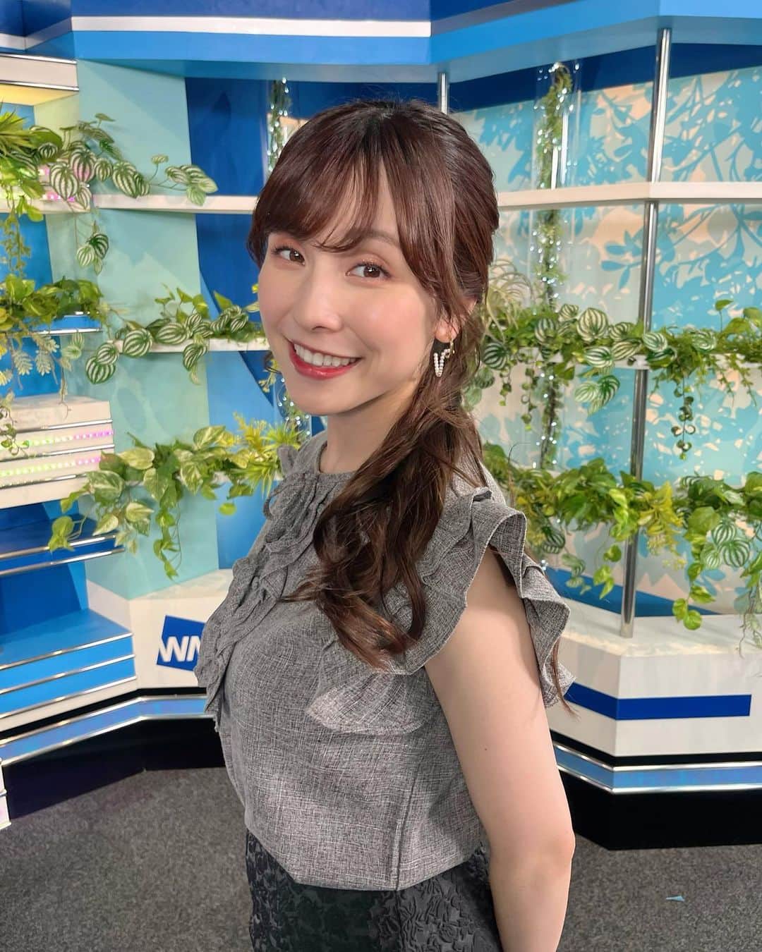 松雪彩花のインスタグラム：「🎀2023/8/24のお衣装🎀 トップス、スカート: MIRO AMURETTE @miro_amurette  ピアス: STELLA HOLLYWOOD  @stellarhollywood   ジャガード織のスカートに秋を感じた日🍂 大きめのピアスがアクセントです✴︎」
