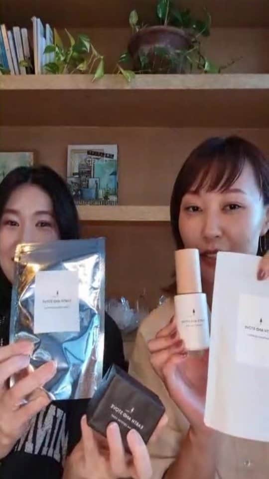 シンシア・ガーデンのインスタグラム：「EARTH AND STOVE徹底解説LIVE💎 ご視聴ありがとうございました✨  皆さまにもご愛用いただけて嬉しいです🙏✨   明日からのPOP UP、お近くの方はぜひお立ち寄り下さいませ😌🤲  EARTH AND STOVE プロモーション 期間：8/30（水）～9/5（火） 場所：伊勢丹新宿店 本館地下2階 ビューティアポセカリー ⚠9月1日(金) のみ、伊勢丹新宿店は全館イベント開催につき休業となります。お気をつけください。     ◆ 商品ラインナップ ・コネクティングミスト ・コネクティングバスソルト ・ディープヒーリングバスソルト ・アロマ クリスタルソープ ・クリスタルリップバーム ・コネクティングフレグランスオイル ・ディープヒーリングフレグランスオイル ・アーシングフレグランスオイル  ◆GROUNDING KIT　18,920円（税込） ・コネクティングミスト ・ディープヒーリングバスソルト ・アロマ　クリスタルソープ  ◆BATH SALT KIT　15,708円（税込） ・コネクティングバスソルト ・ディープヒーリングバスソルト  ◆ノベルティ 合計税込22,000円以上ご購入で三越伊勢丹アプリのクーポン画面をご呈示いただいた方、先着30名さまにクリスタルリップバーム (現品) をプレゼントいたします。 ※プレゼントはおひとりさま1点限りとさせていただきます。 ※数に限りがございますので、なくなり次第終了とさせていただきます。  💎三越伊勢丹アプリダウンロードはこちらから https://cp.mistore.jp/common/service/miapp/main.html  POP UP限定の特別キット、希少な人気アイテムなど、数量限定でご用意しておりますので、ぜひお立ち寄りくださいませ✨    #シンシアガーデン#ライフスタイルメディスン#sinceregarden#lifestylemedicine #EARTHANDSTOVE #アースアンドストーブ」